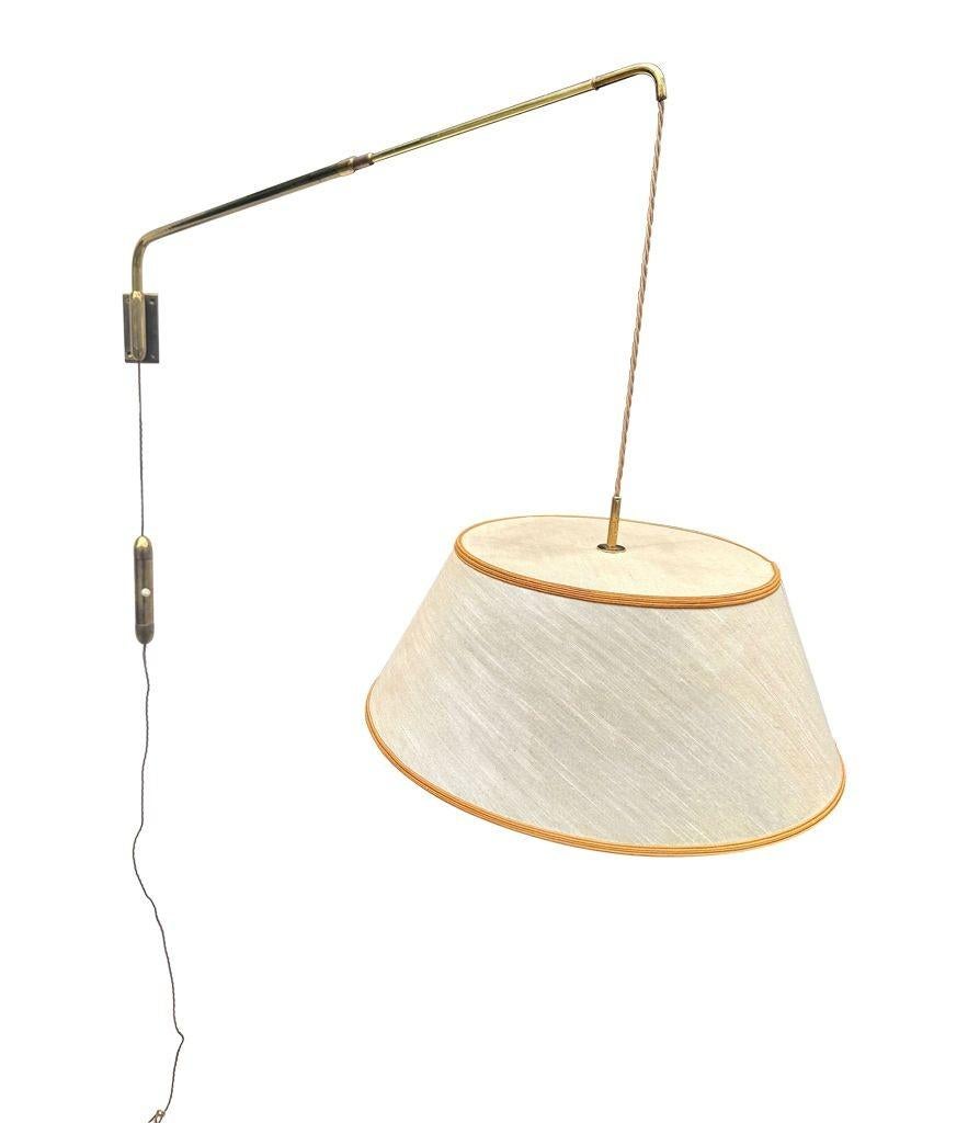Laiton Applique télescopique italienne des années 1950 en laiton massif avec interrupteur à contrepoids. en vente