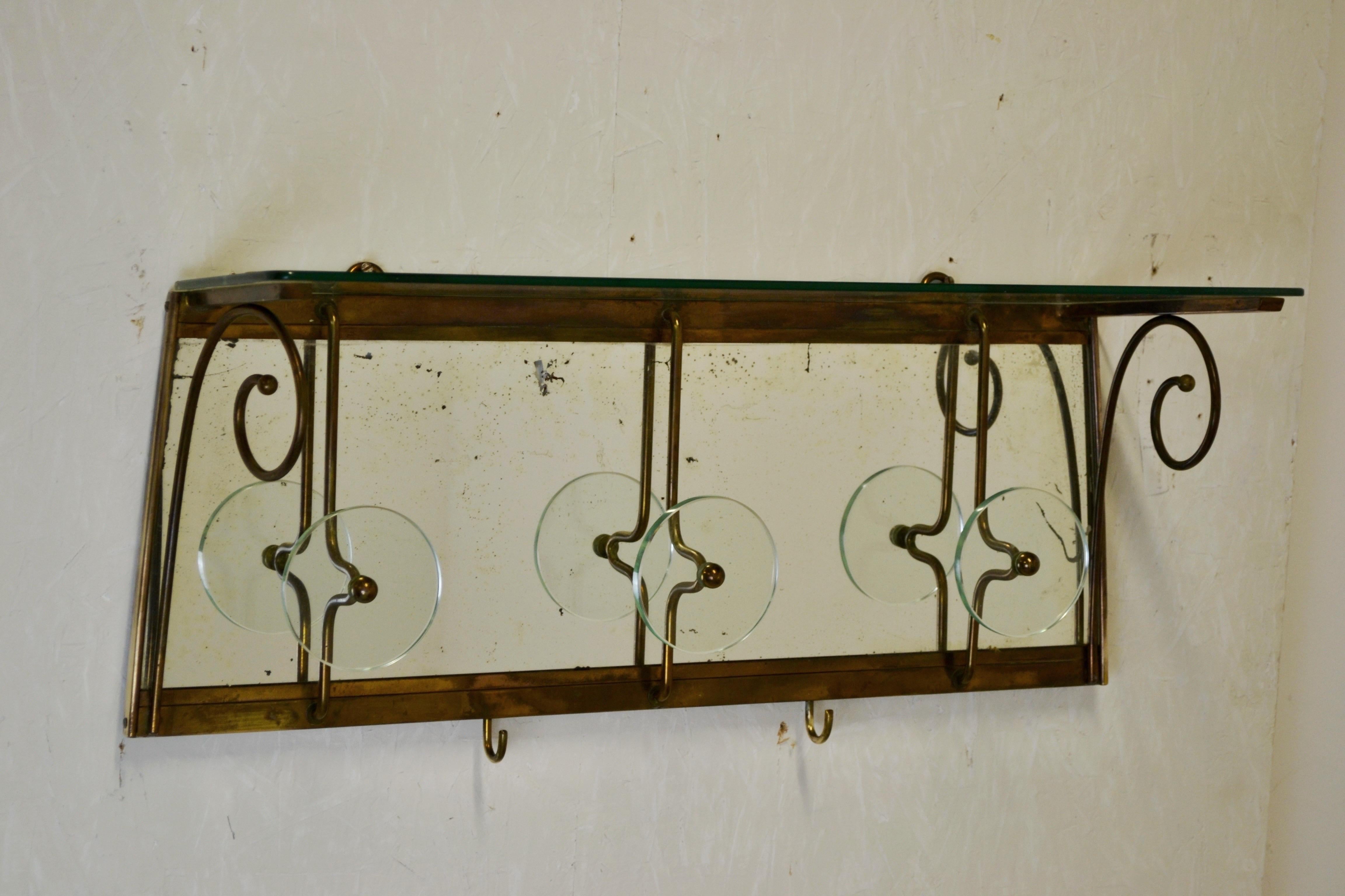 A 1950s Italian Wall-Mounted Coat Rack with Cut Glass Shelf In Good Condition For Sale In SOTTEVILLE-LÈS-ROUEN, FR