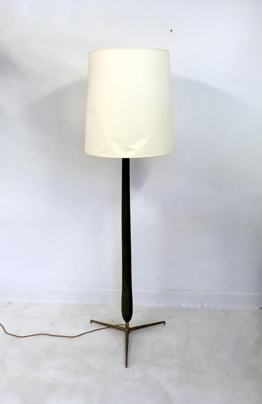 A floor lamp
Stained wooden stem
Brass three prong base
White metal diffuser
Comes with large shade too
Rewired
Italy, 1950s.