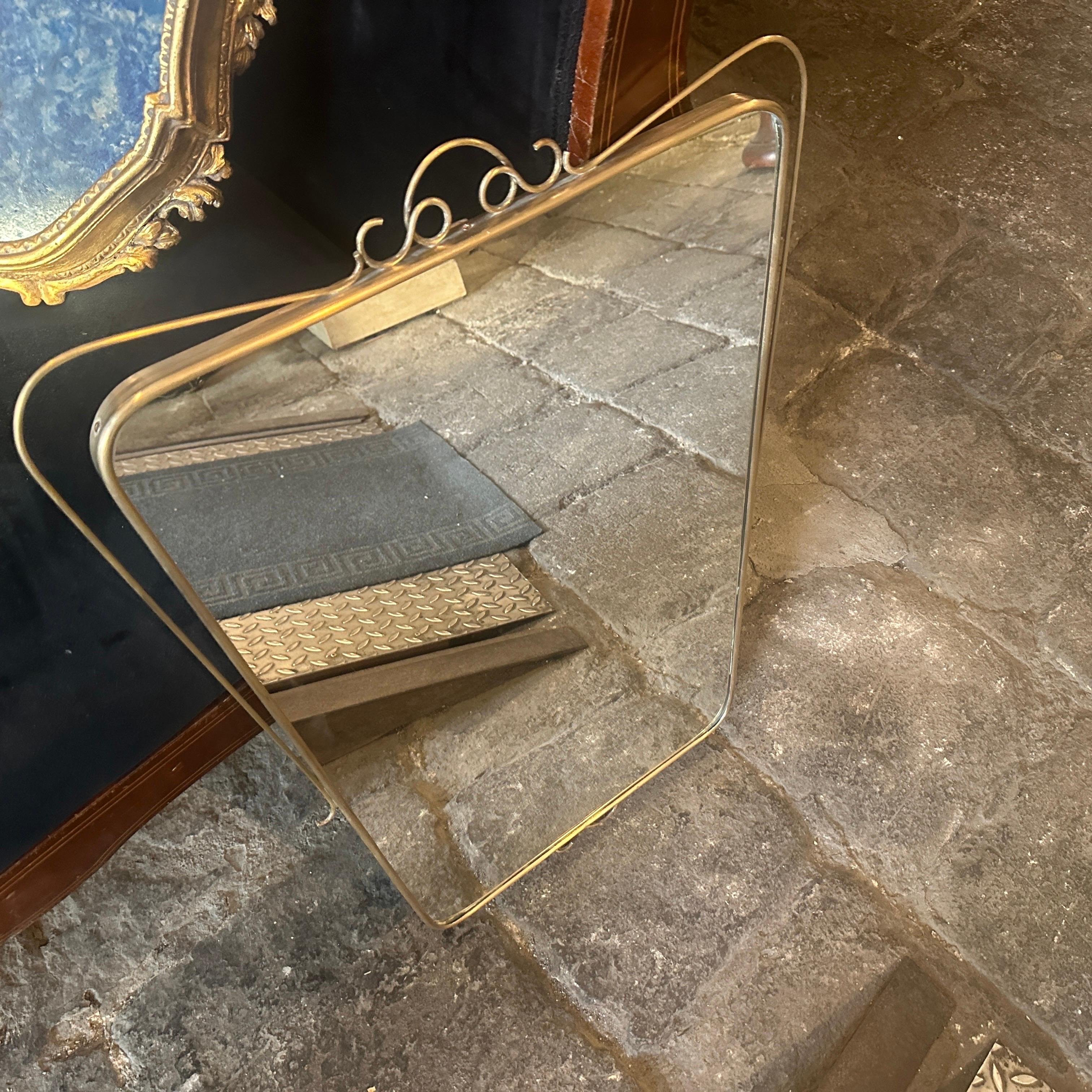 Specchio da parete italiano in ottone della metà del secolo scorso, alla maniera di Gio Ponti in vendita 3
