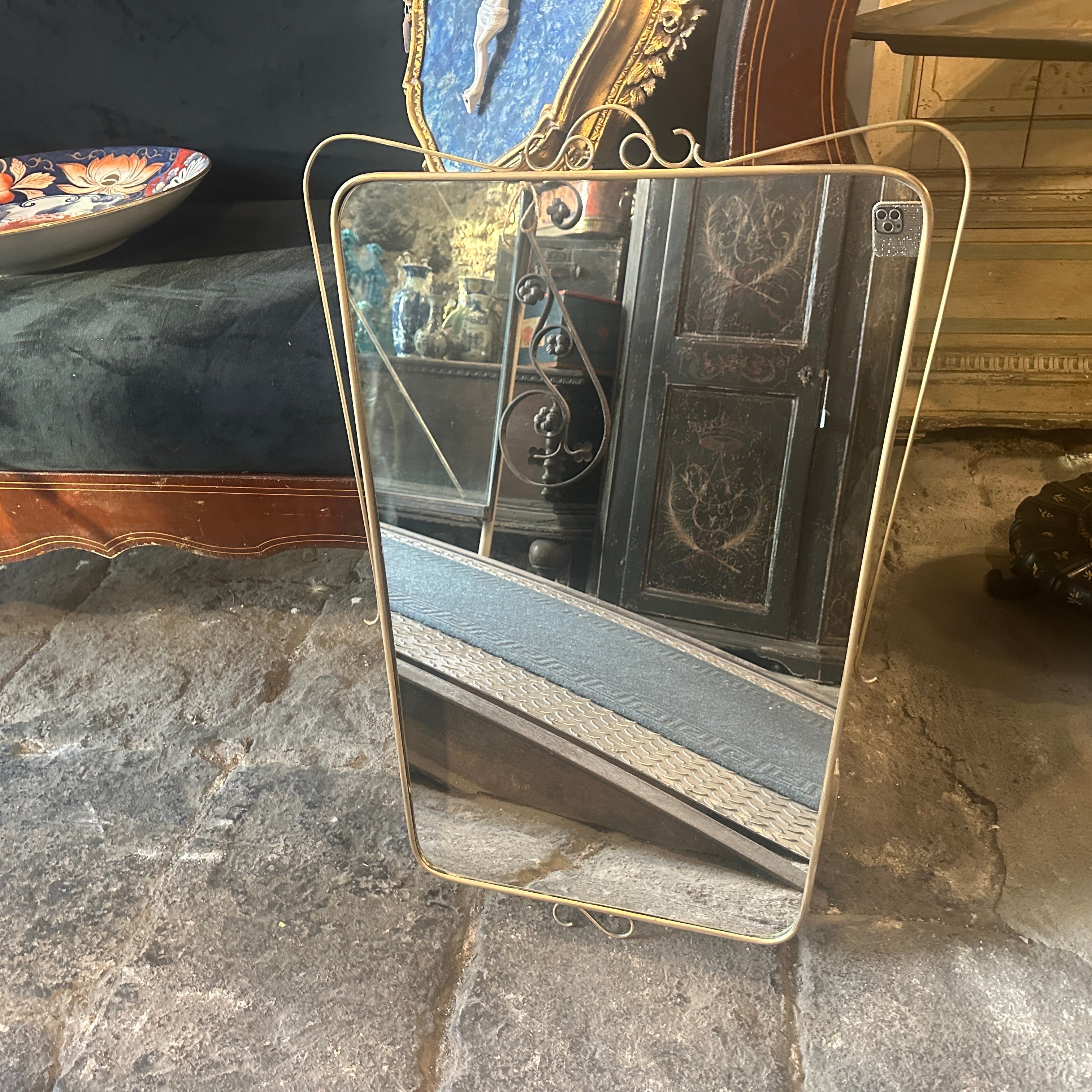 Questo raffinato specchio da parete italiano del Mid-Century Modern, risalente agli anni '50, cattura l'eleganza senza tempo e la sofisticata sensibilità del design spesso associata a maestri come Gio Ponti e al ricco patrimonio di design
