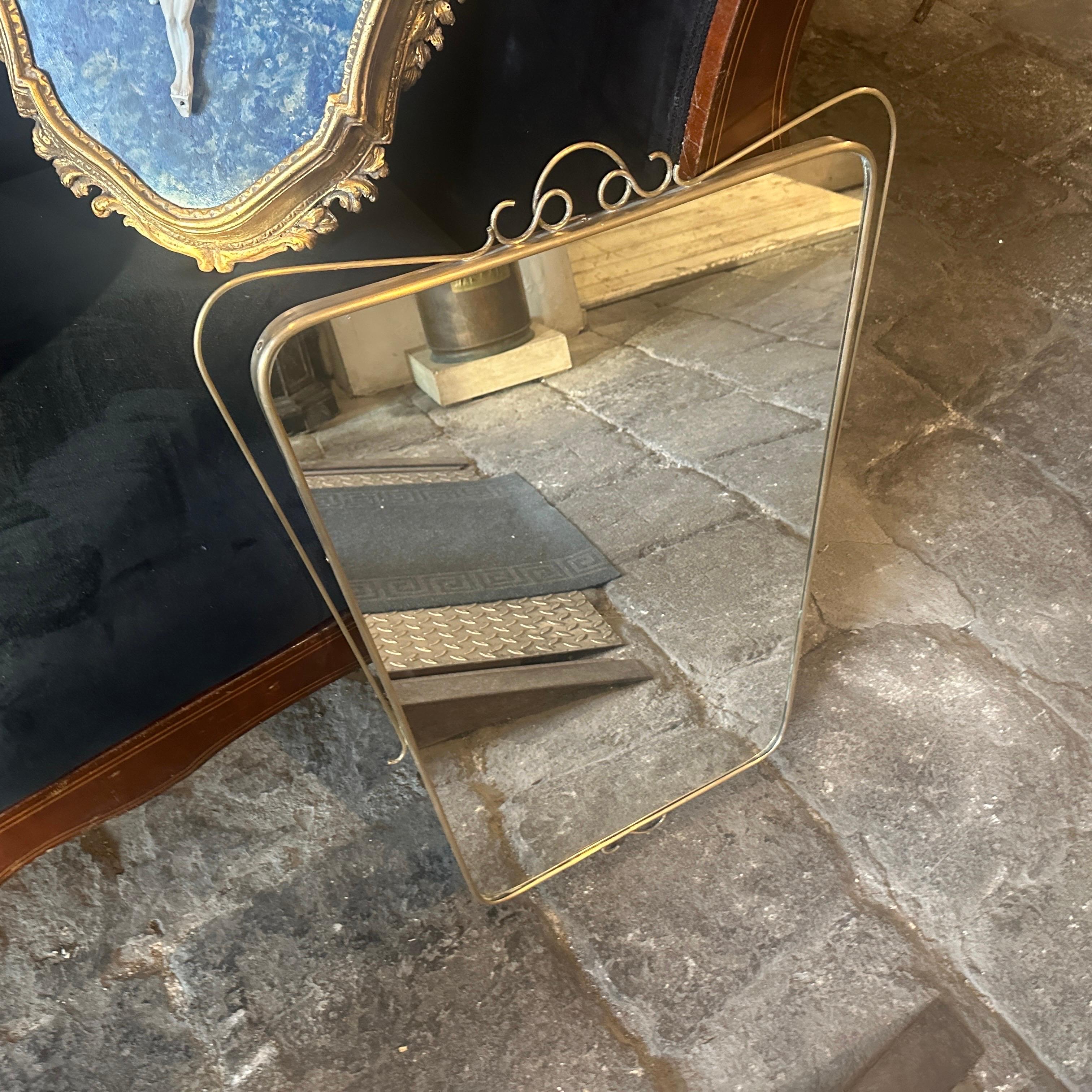Mid-Century moderno Specchio da parete italiano in ottone della metà del secolo scorso, alla maniera di Gio Ponti in vendita