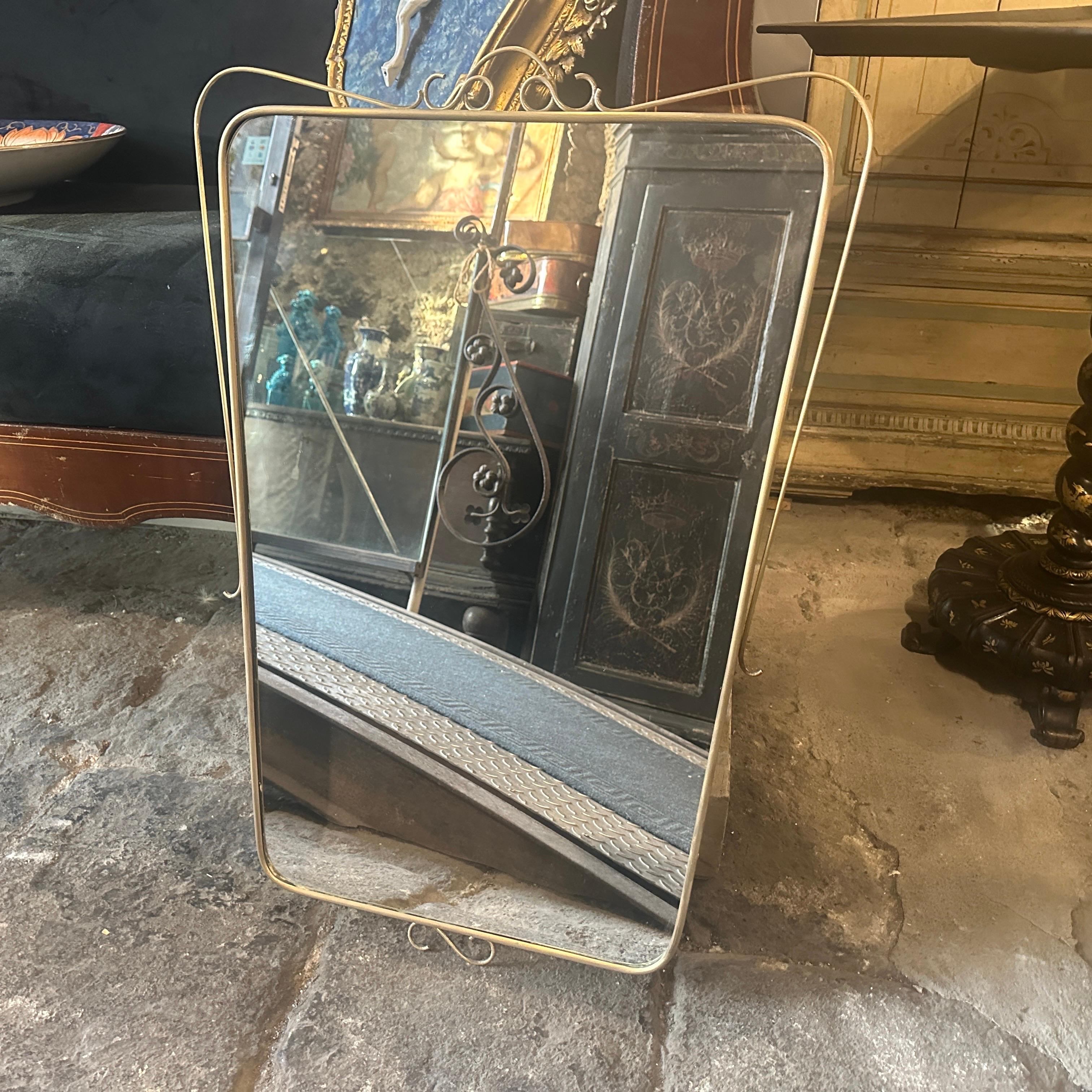 Italiano Specchio da parete italiano in ottone della metà del secolo scorso, alla maniera di Gio Ponti in vendita