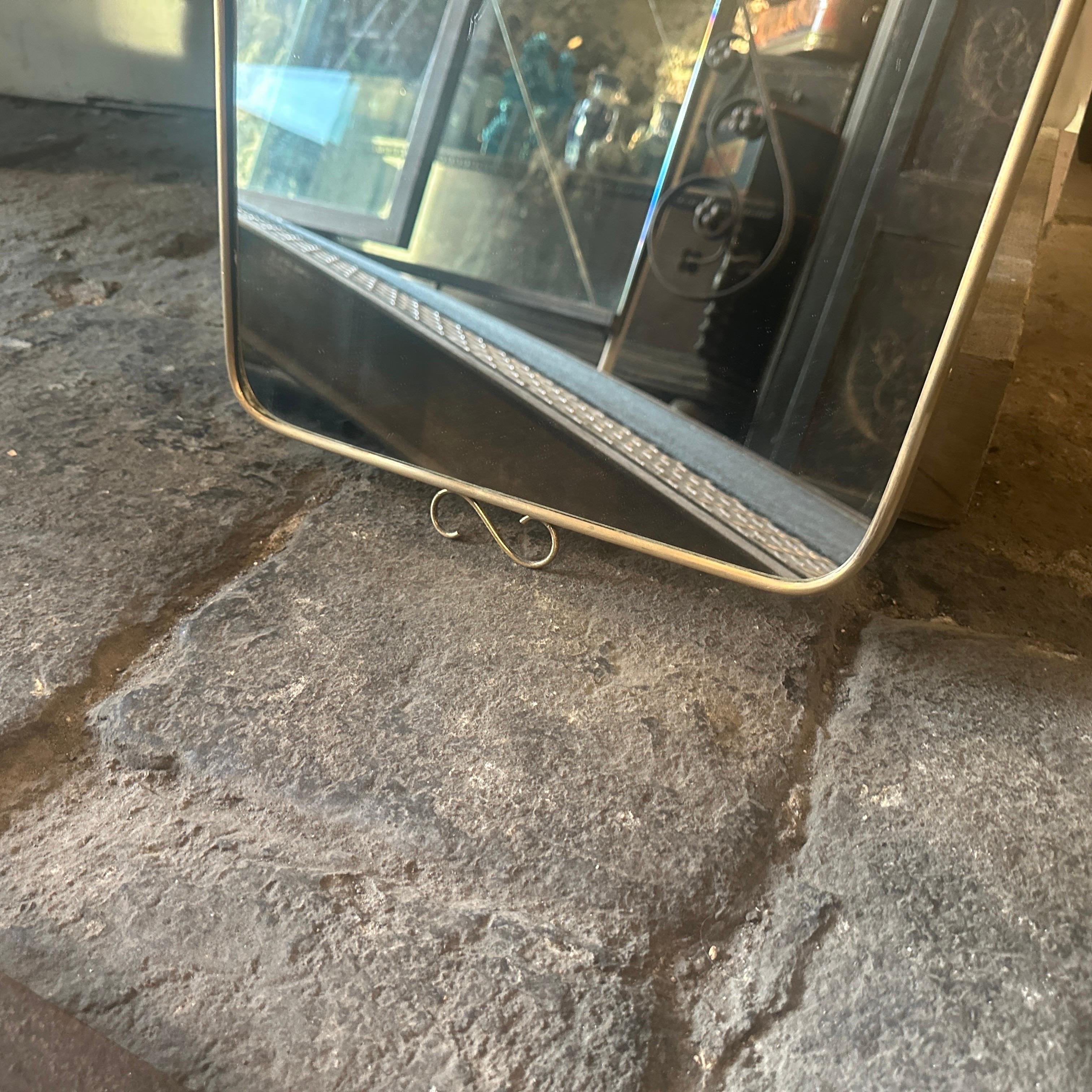 Fatto a mano Specchio da parete italiano in ottone della metà del secolo scorso, alla maniera di Gio Ponti in vendita