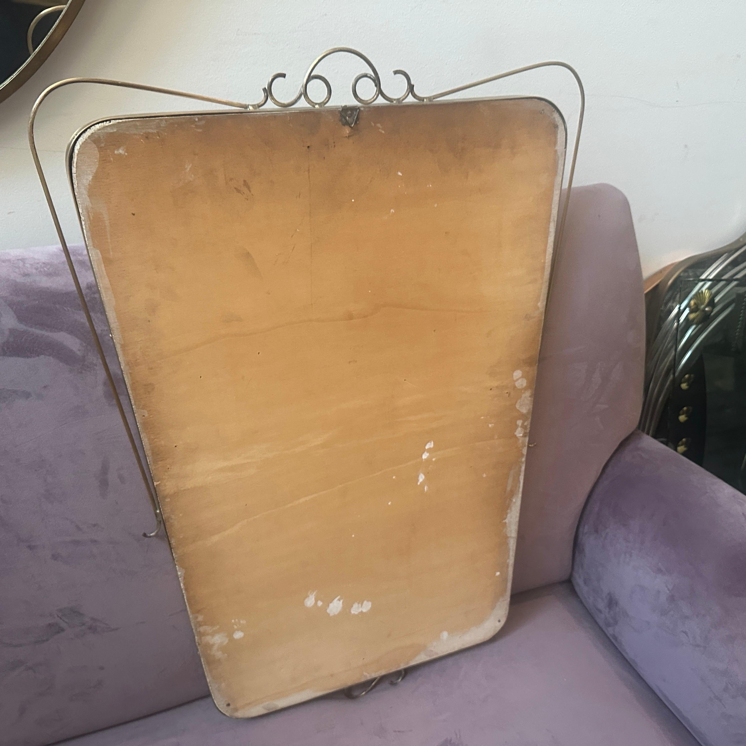 Specchio da parete italiano in ottone della metà del secolo scorso, alla maniera di Gio Ponti In condizioni ottime in vendita a Aci Castello, IT
