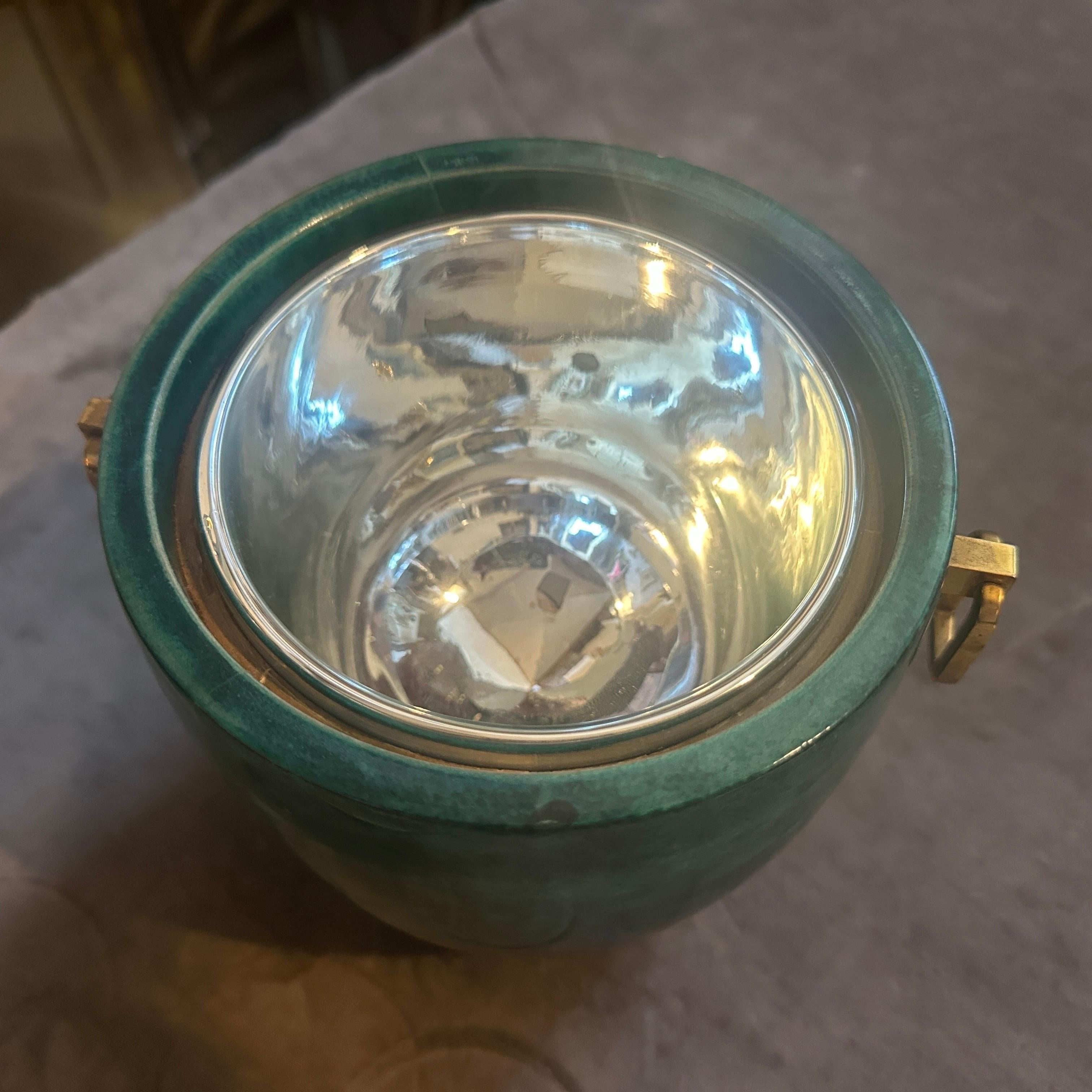 Seau à glace en peau de chèvre verte et laiton d'Aldo Tura, datant des années 1950 et d'une modernité de milieu de siècle en vente 3