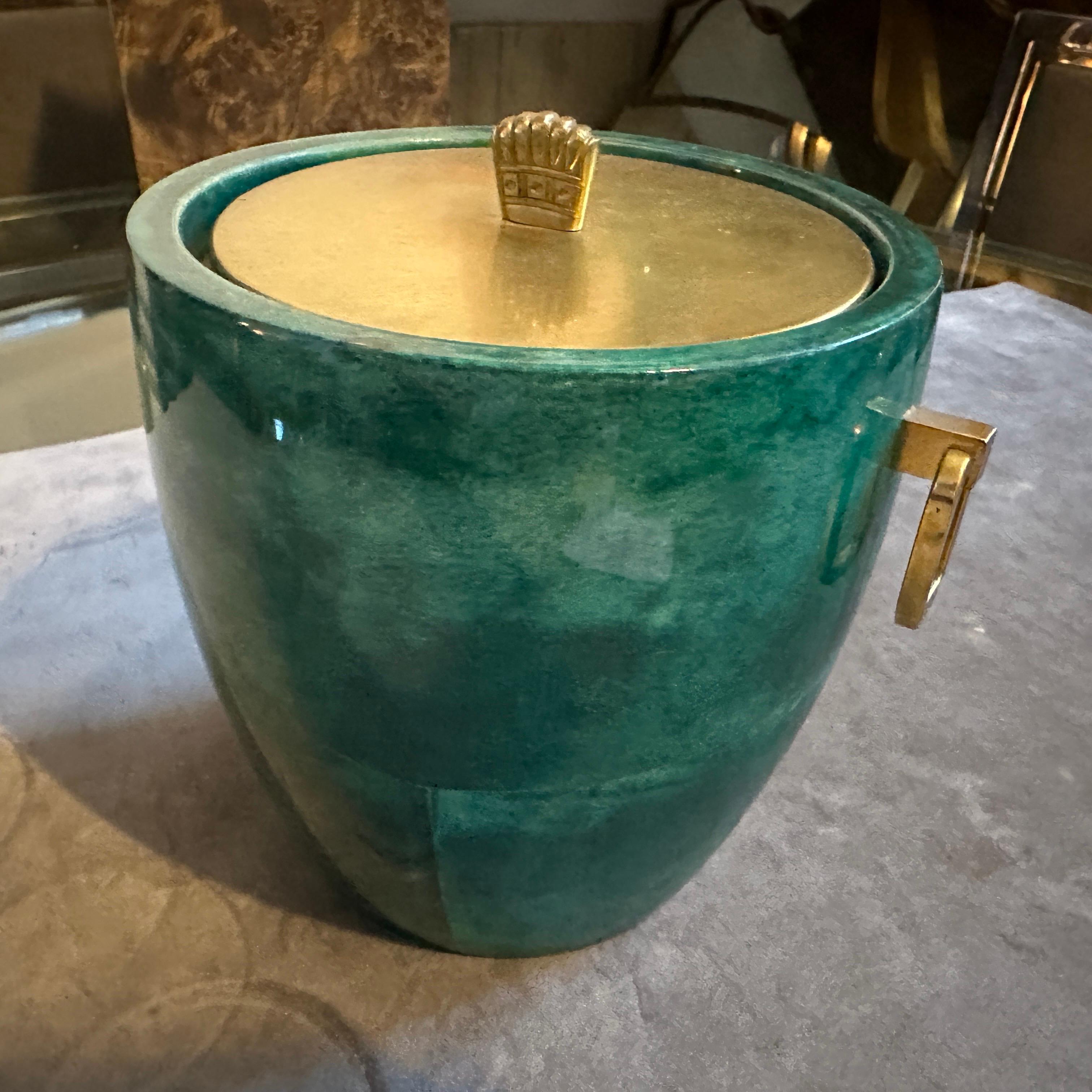 Rare seau à glace en peau de chèvre verte d'Aldo Tura datant des années 1950.
Pièce luxueuse et de grande collection, ce seau à glace est attribué au maître du modernisme italien, Aldo Tura (1909-1963). Datant des années 1950, cette pièce illustre