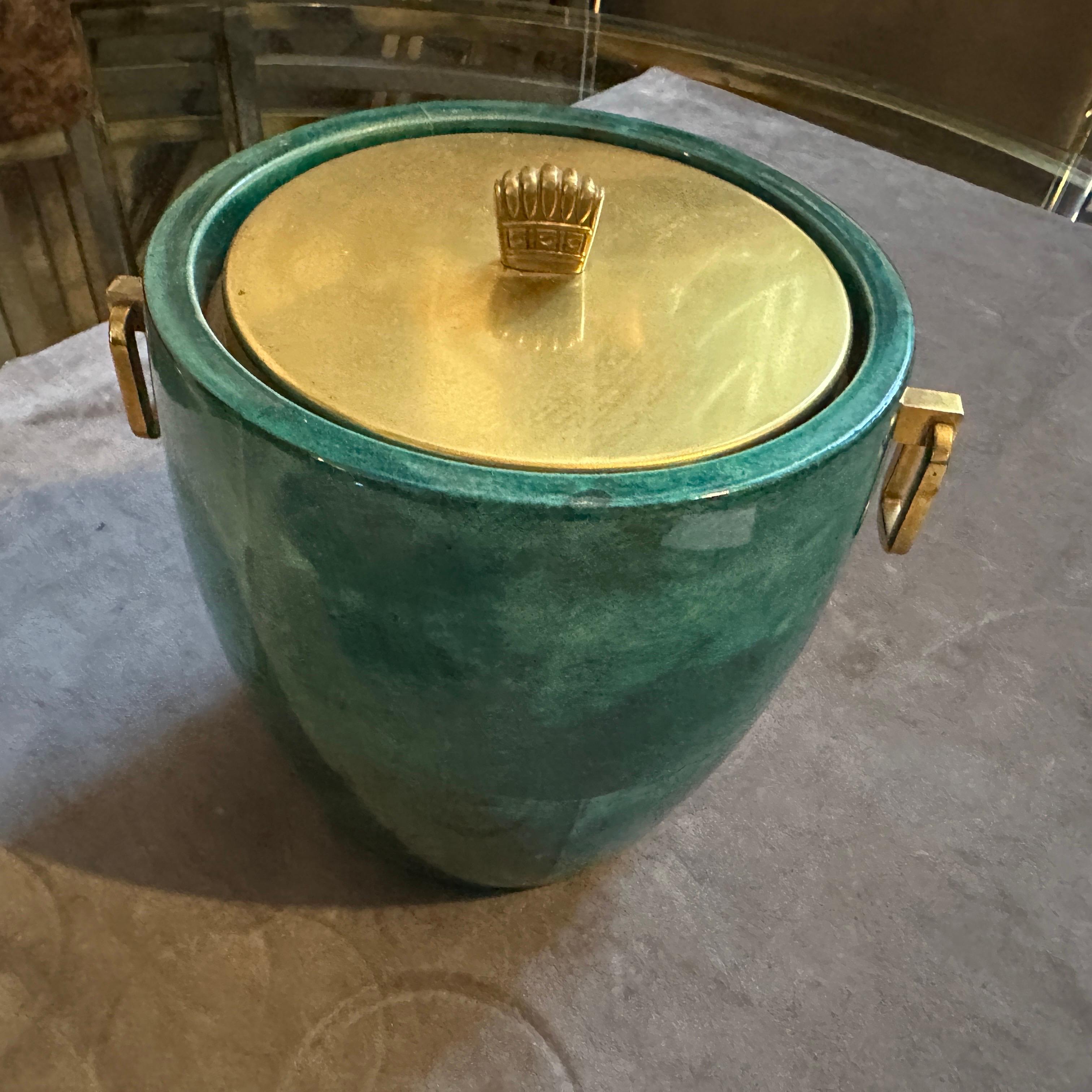 Mid-Century Modern Seau à glace en peau de chèvre verte et laiton d'Aldo Tura, datant des années 1950 et d'une modernité de milieu de siècle en vente