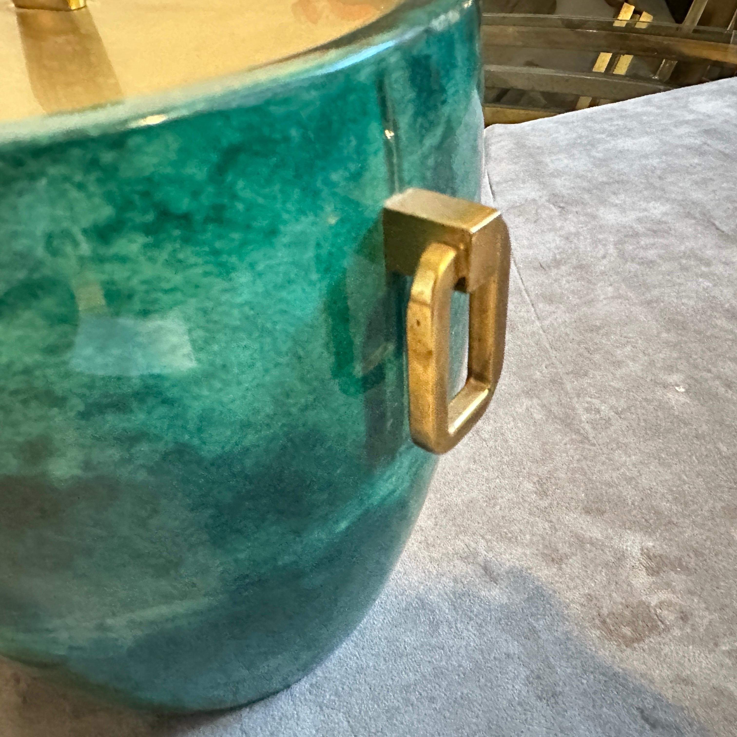 italien Seau à glace en peau de chèvre verte et laiton d'Aldo Tura, datant des années 1950 et d'une modernité de milieu de siècle en vente