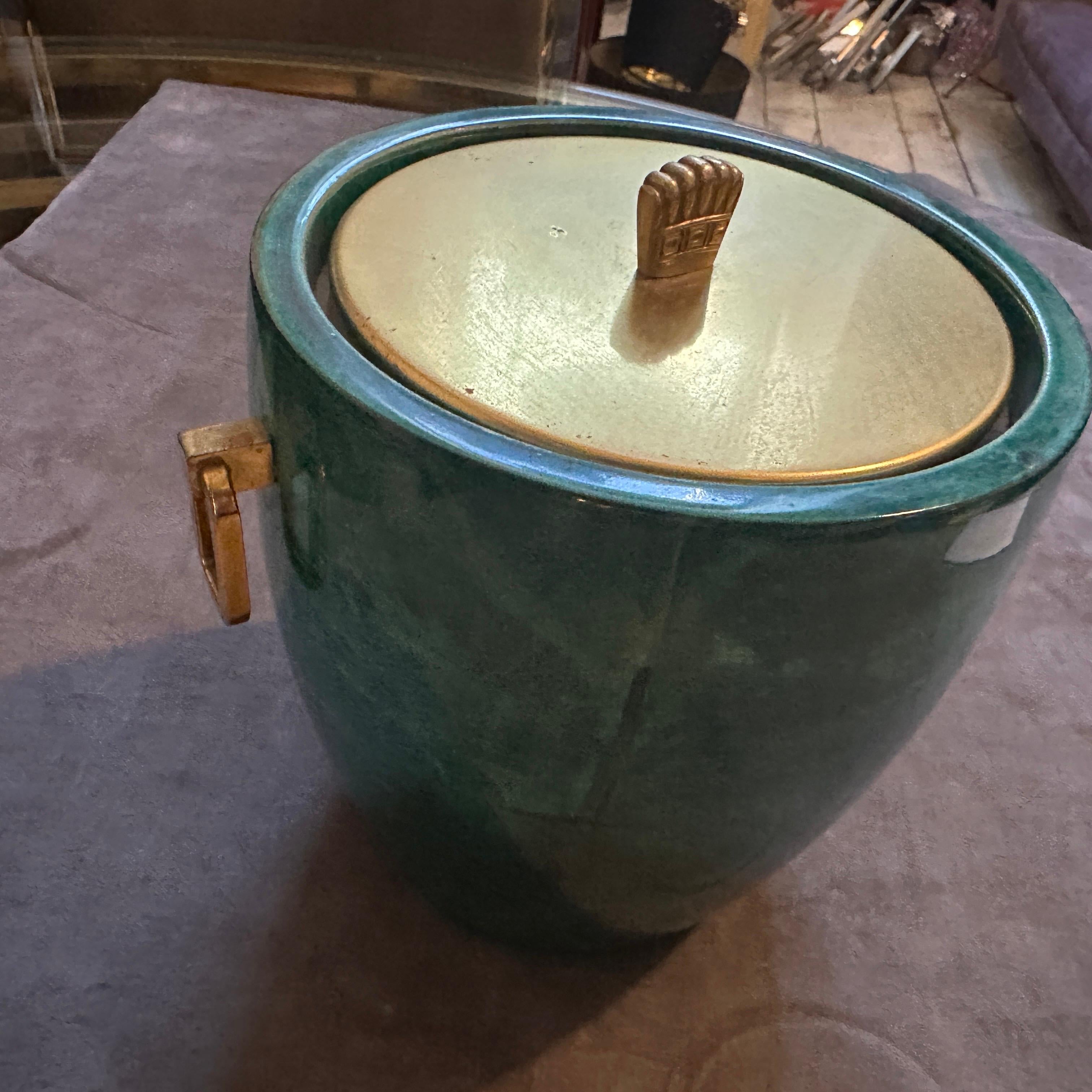 Fait main Seau à glace en peau de chèvre verte et laiton d'Aldo Tura, datant des années 1950 et d'une modernité de milieu de siècle en vente