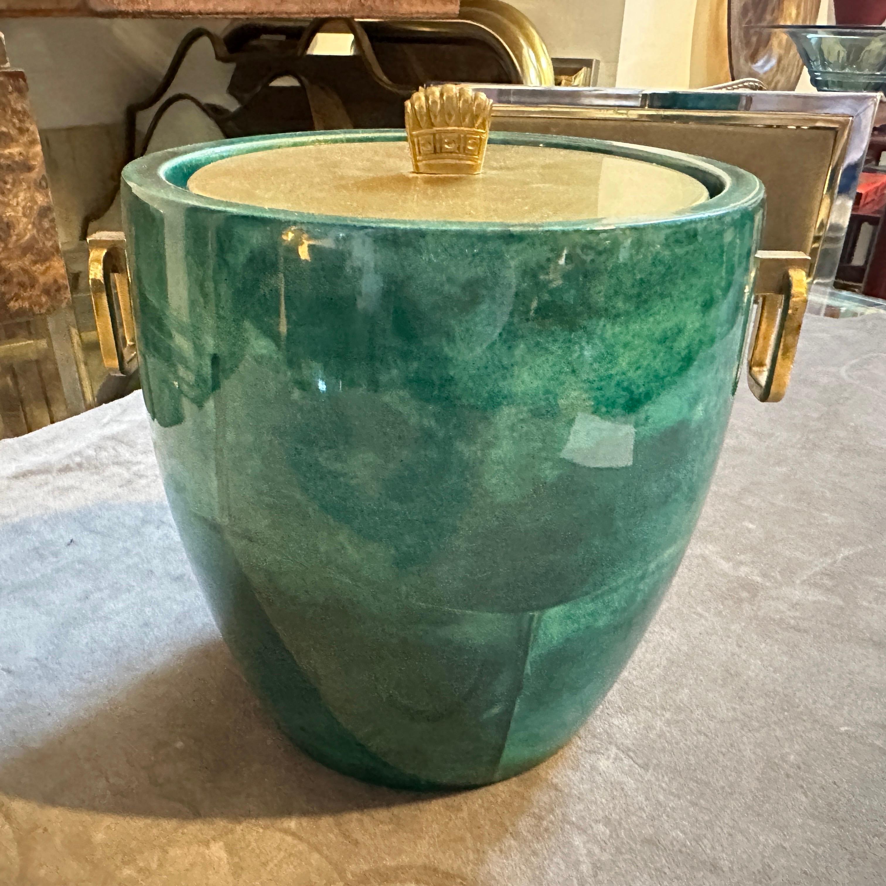 Seau à glace en peau de chèvre verte et laiton d'Aldo Tura, datant des années 1950 et d'une modernité de milieu de siècle Excellent état - En vente à Aci Castello, IT