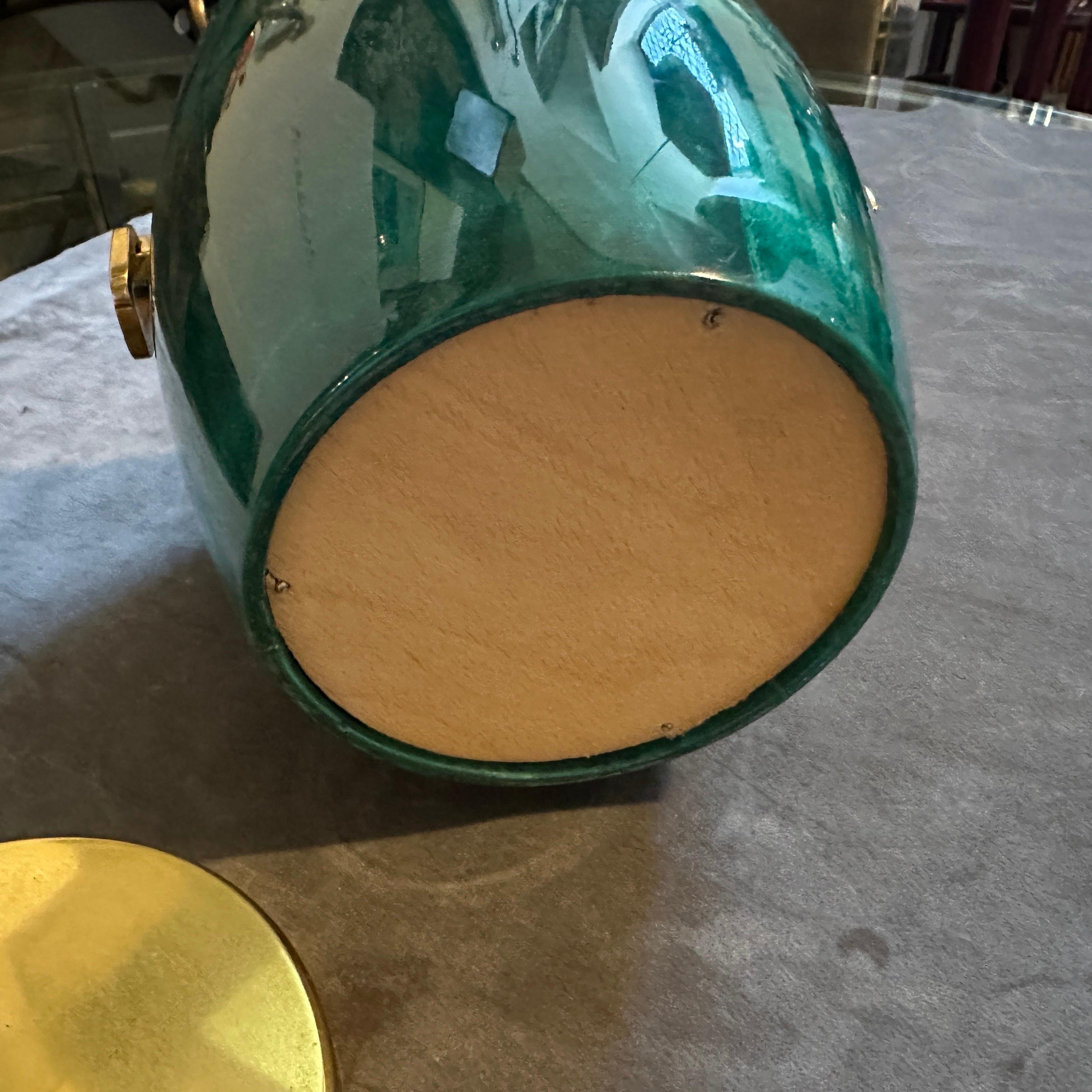 Laiton Seau à glace en peau de chèvre verte et laiton d'Aldo Tura, datant des années 1950 et d'une modernité de milieu de siècle en vente