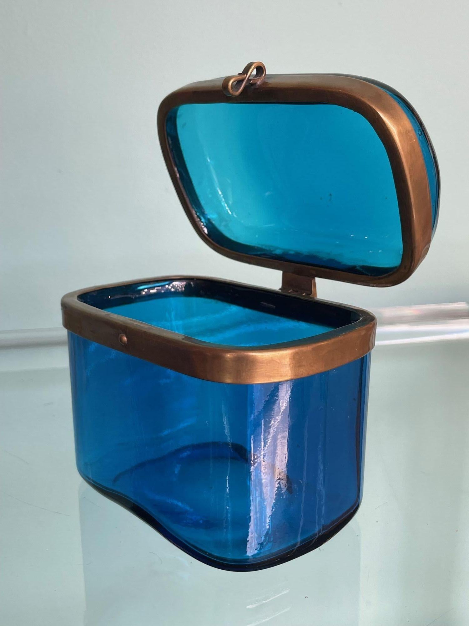 A 1950s Murano blue glass Jewellery box with brass clasp For Sale 3