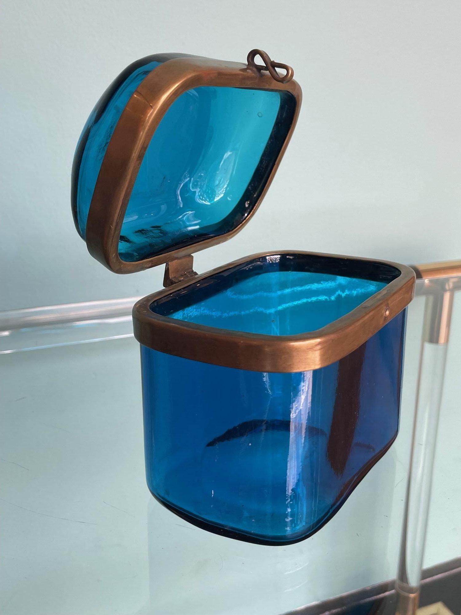 Schmuckkästchen aus blauem Murano-Glas der 1950er Jahre mit Messingverschluss (Mitte des 20. Jahrhunderts)
