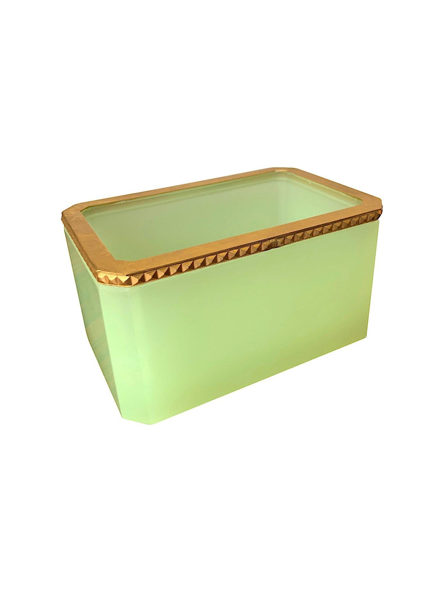 Murano-Schmuckkästchen aus grünem Opal aus den 1950er Jahren mit vergoldeter Metalleinfassung (Moderne) im Angebot