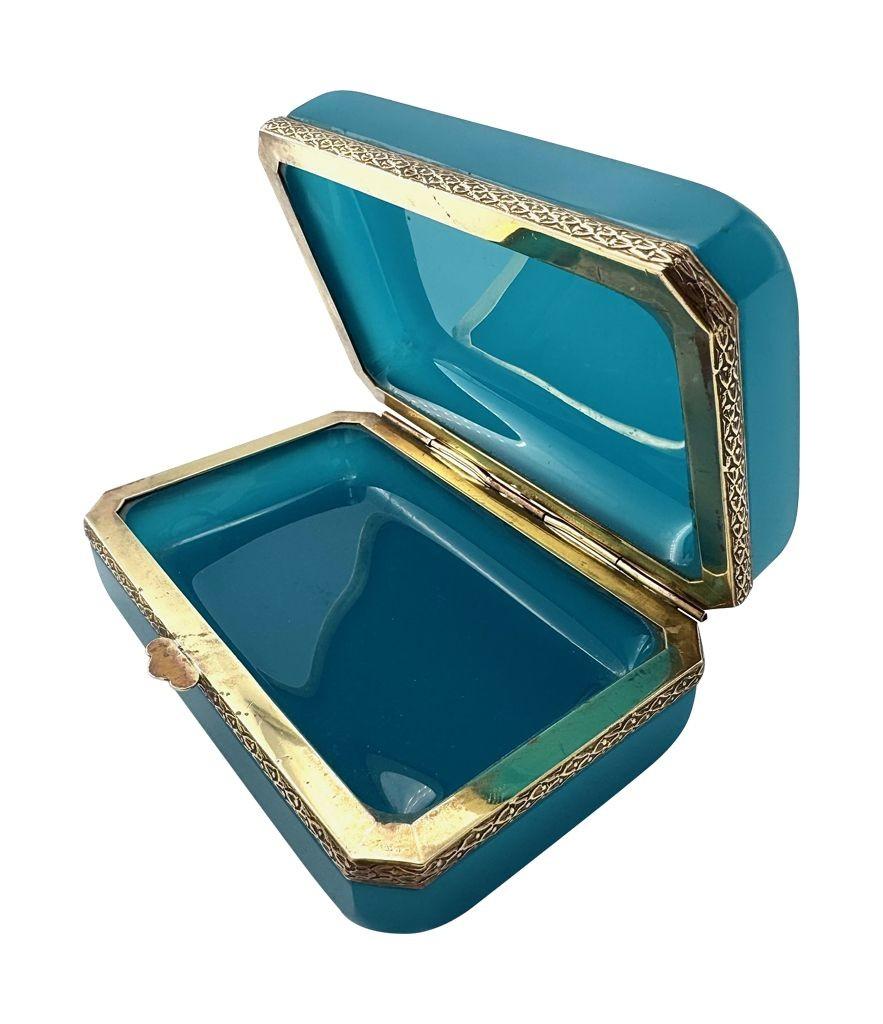 Mid-Century moderno Scatola a cerniera di Murano degli anni '50 in opalina turchese e metallo dorato, di Gino Cenedese in vendita