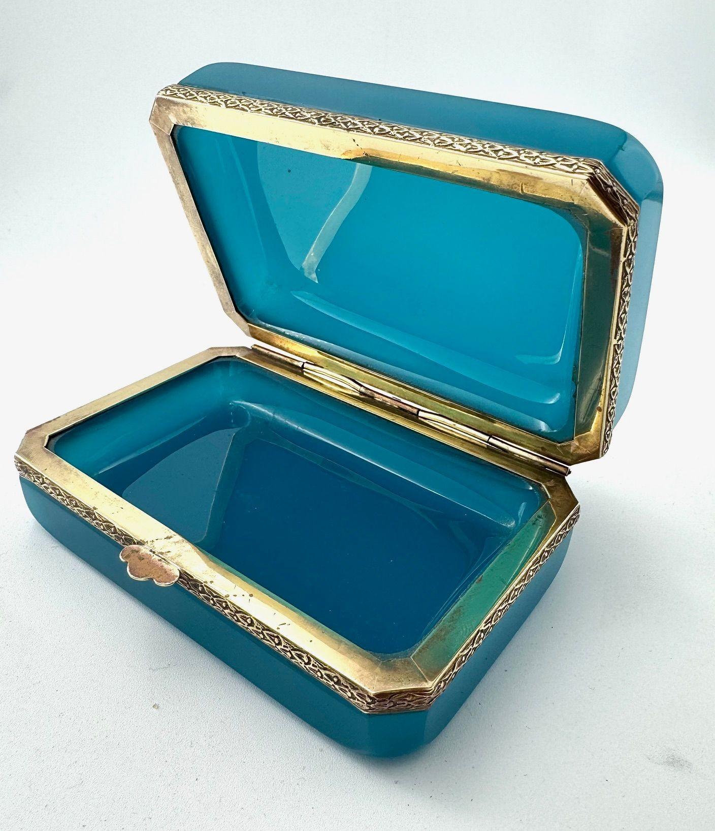 Metà XX secolo Scatola a cerniera di Murano degli anni '50 in opalina turchese e metallo dorato, di Gino Cenedese in vendita