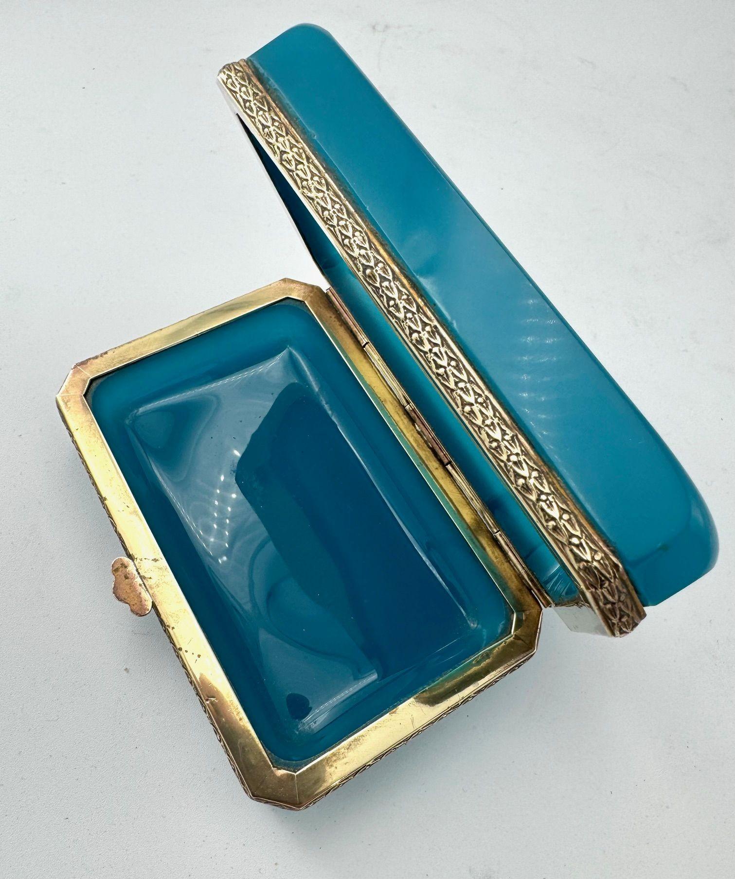 Scatola a cerniera di Murano degli anni '50 in opalina turchese e metallo dorato, di Gino Cenedese in vendita 2