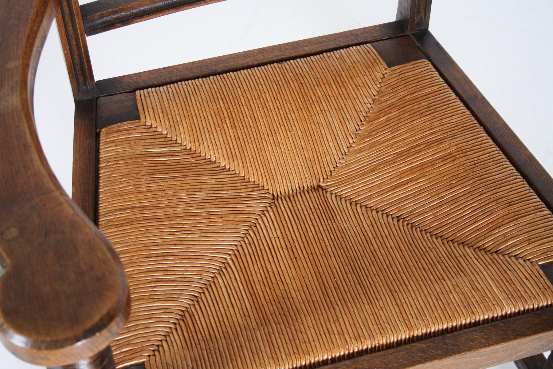 Fauteuil tire-bouchon en Oak des années 1950 avec assise en paille attribué à Charles Dudouyt en vente 4