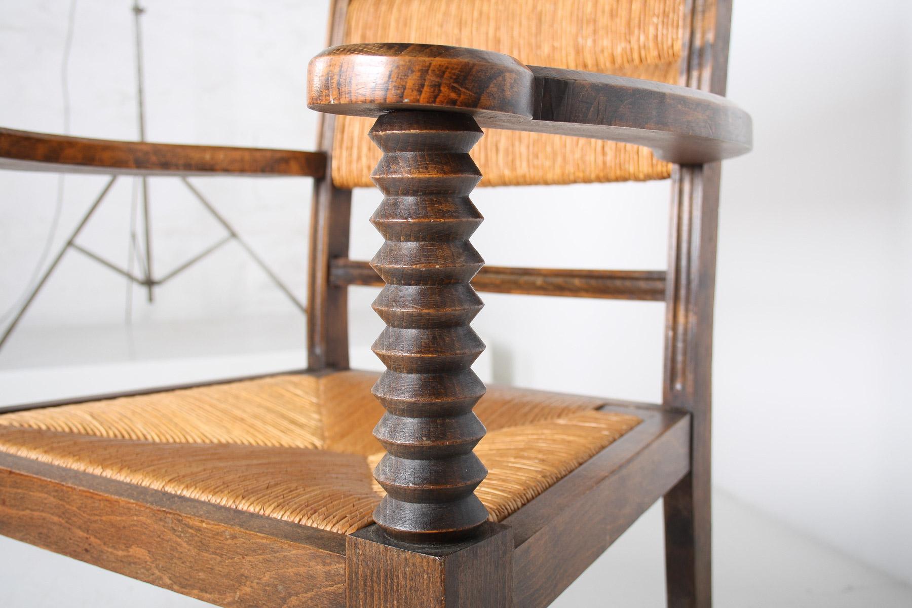 Fauteuil tire-bouchon en Oak des années 1950 avec assise en paille attribué à Charles Dudouyt en vente 7