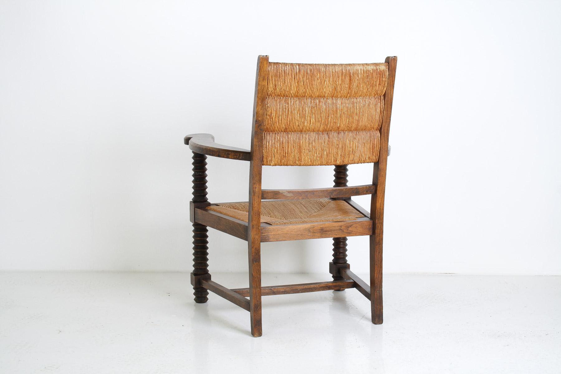 Fauteuil tire-bouchon en Oak des années 1950 avec assise en paille attribué à Charles Dudouyt en vente 8