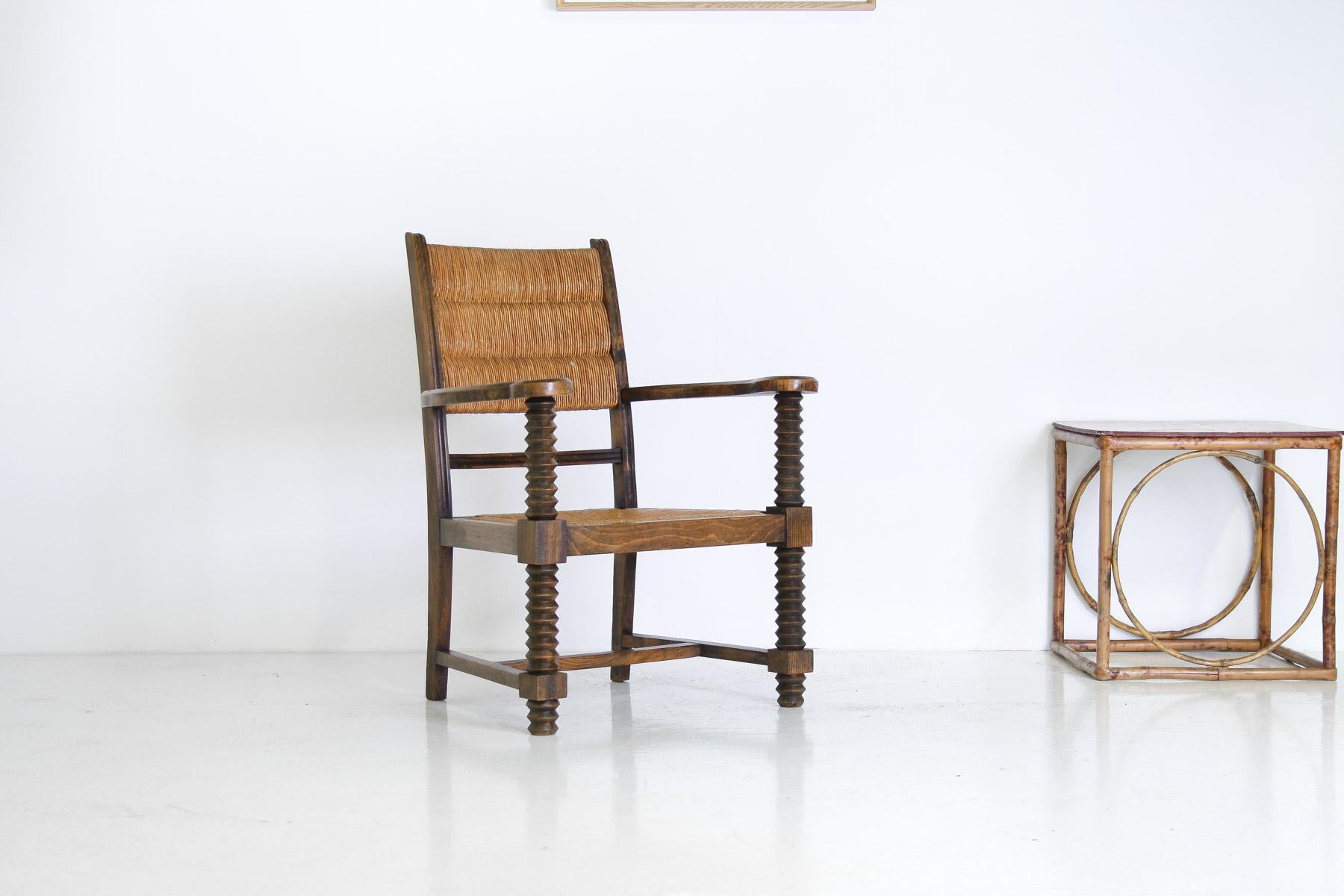 Fauteuil tire-bouchon en Oak des années 1950 avec assise en paille attribué à Charles Dudouyt en vente 9