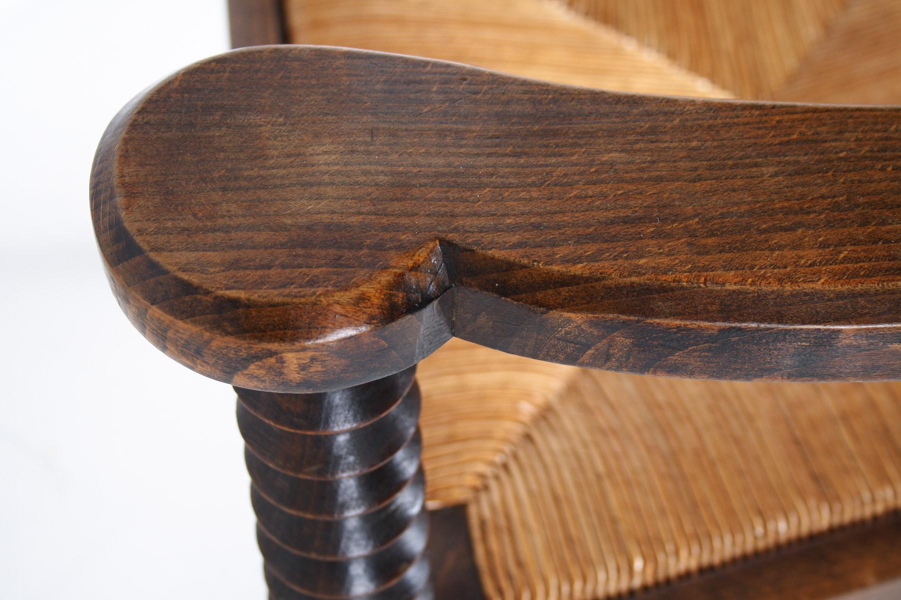 Fauteuil tire-bouchon en Oak des années 1950 avec assise en paille attribué à Charles Dudouyt en vente 11