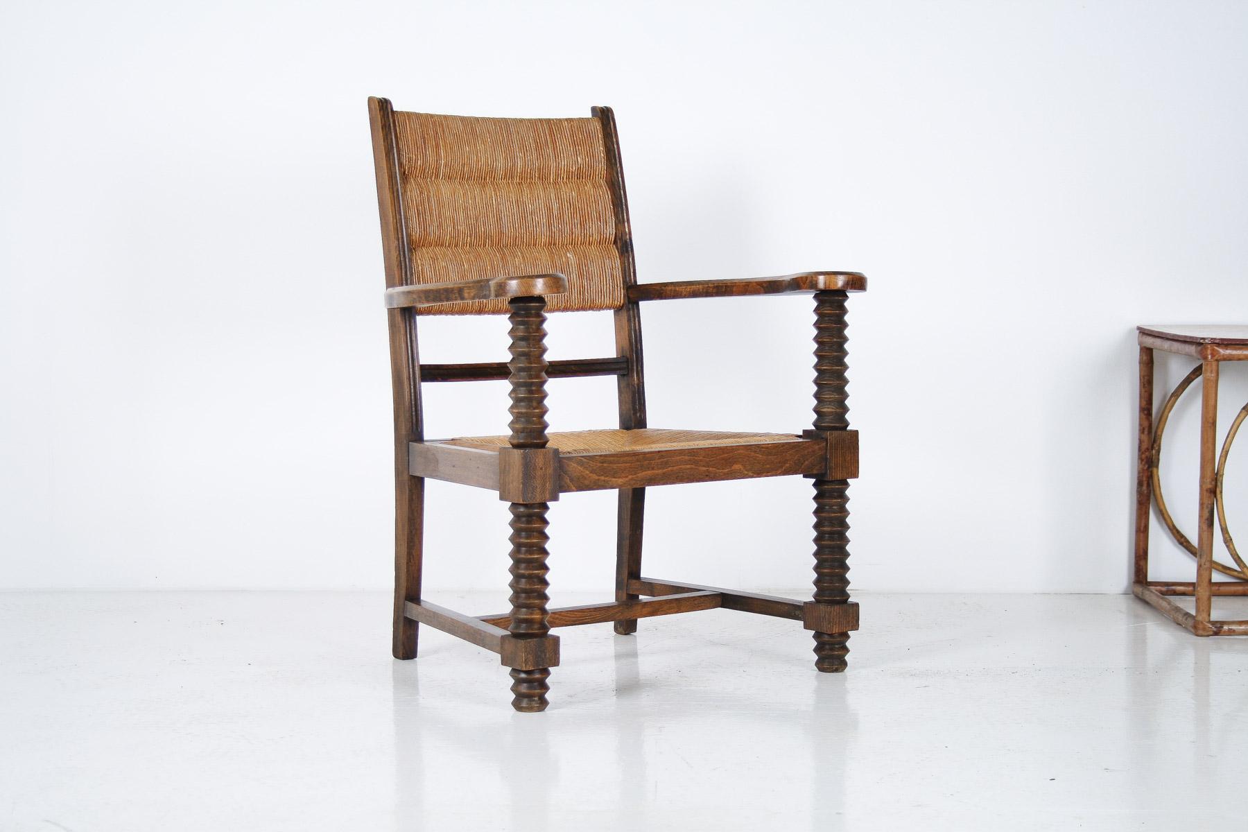 Fauteuil tire-bouchon en Oak des années 1950 avec assise en paille attribué à Charles Dudouyt Bon état - En vente à Llanbrynmair, GB