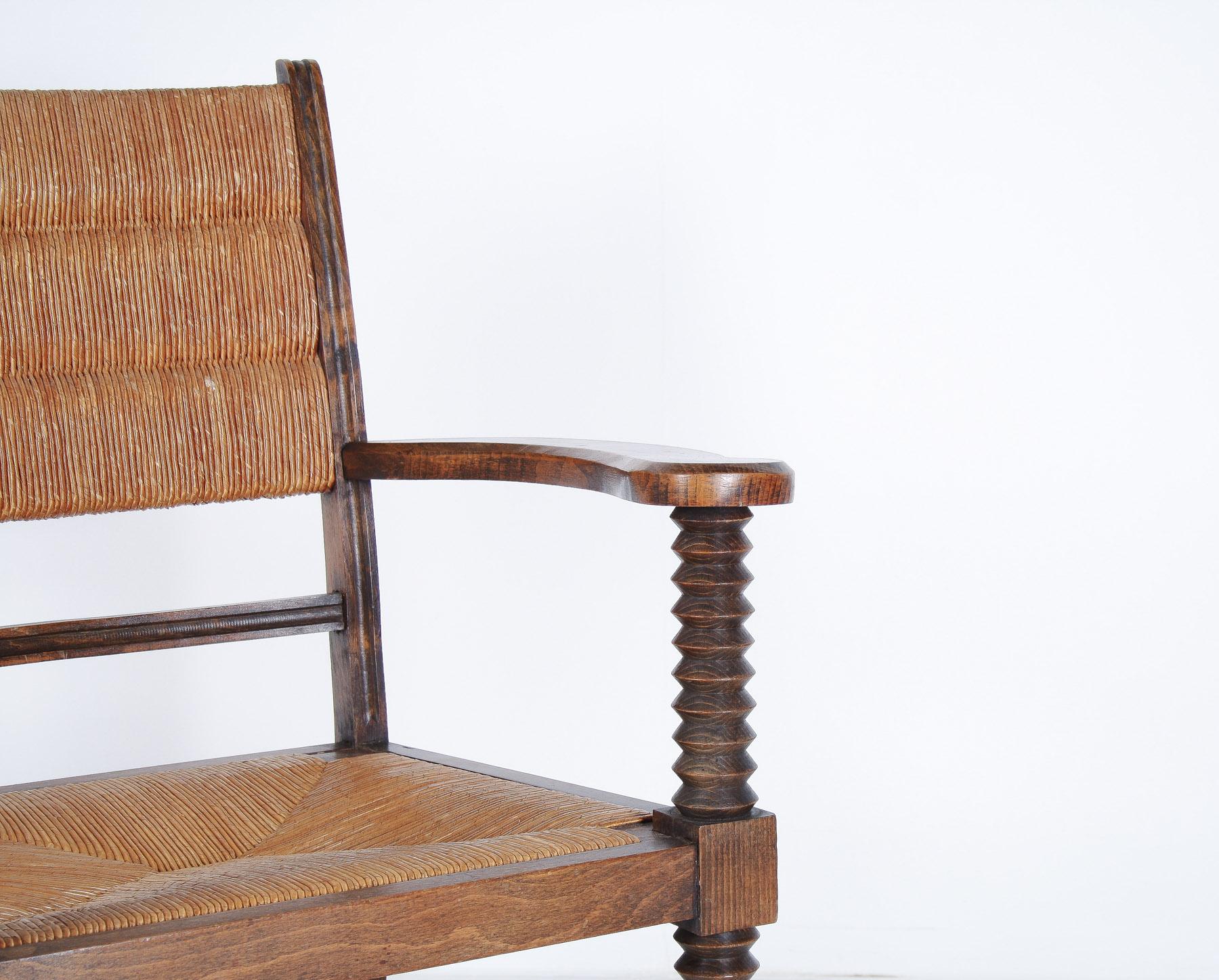 Jonc Fauteuil tire-bouchon en Oak des années 1950 avec assise en paille attribué à Charles Dudouyt en vente