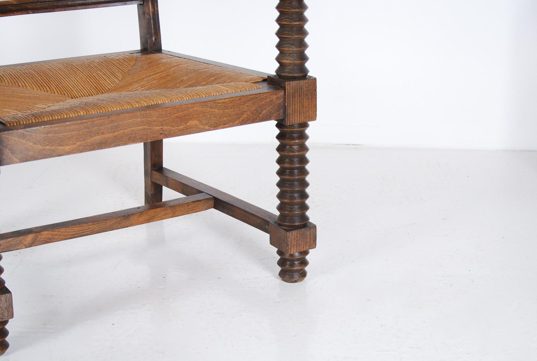 Fauteuil tire-bouchon en Oak des années 1950 avec assise en paille attribué à Charles Dudouyt en vente 1