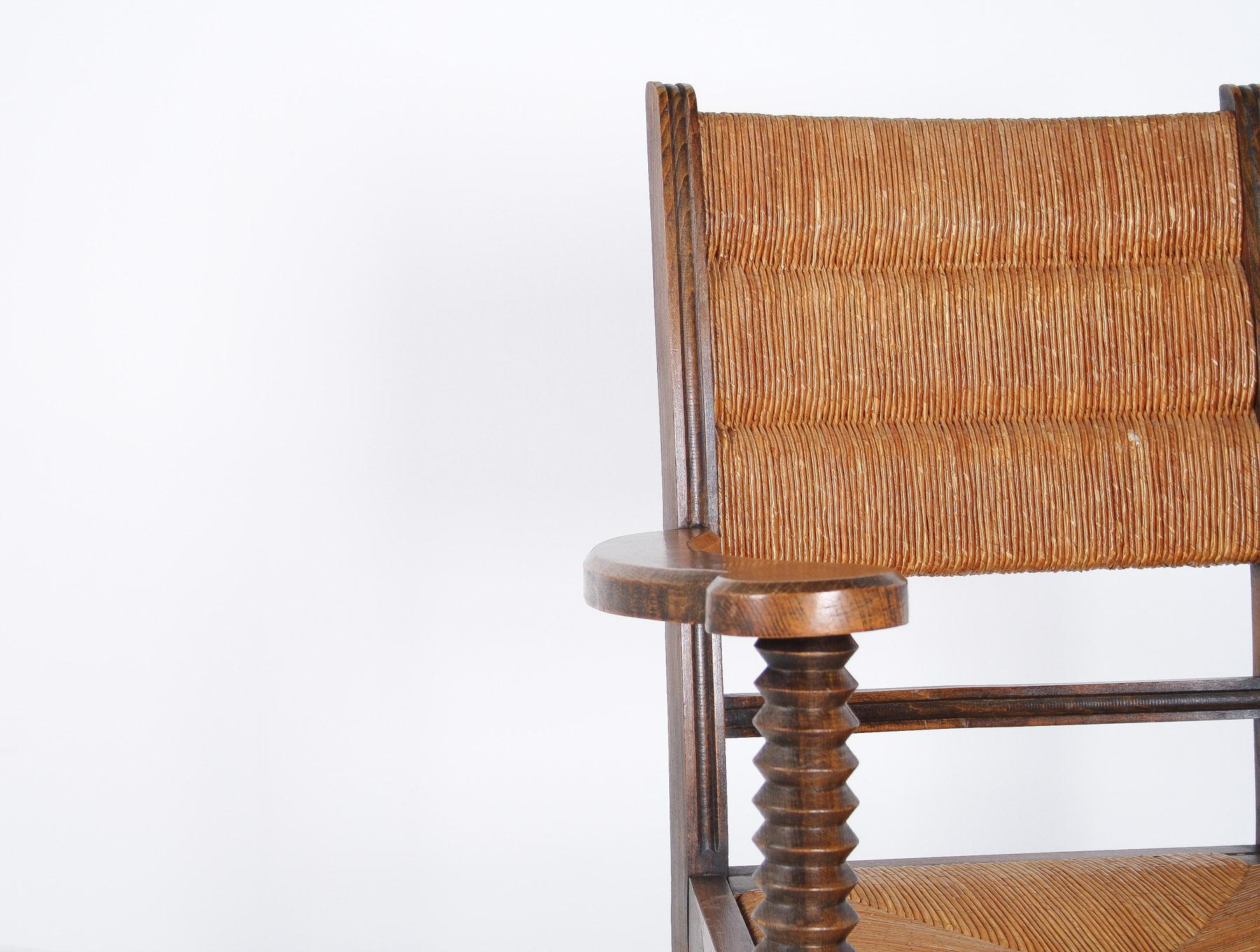Fauteuil tire-bouchon en Oak des années 1950 avec assise en paille attribué à Charles Dudouyt en vente 2