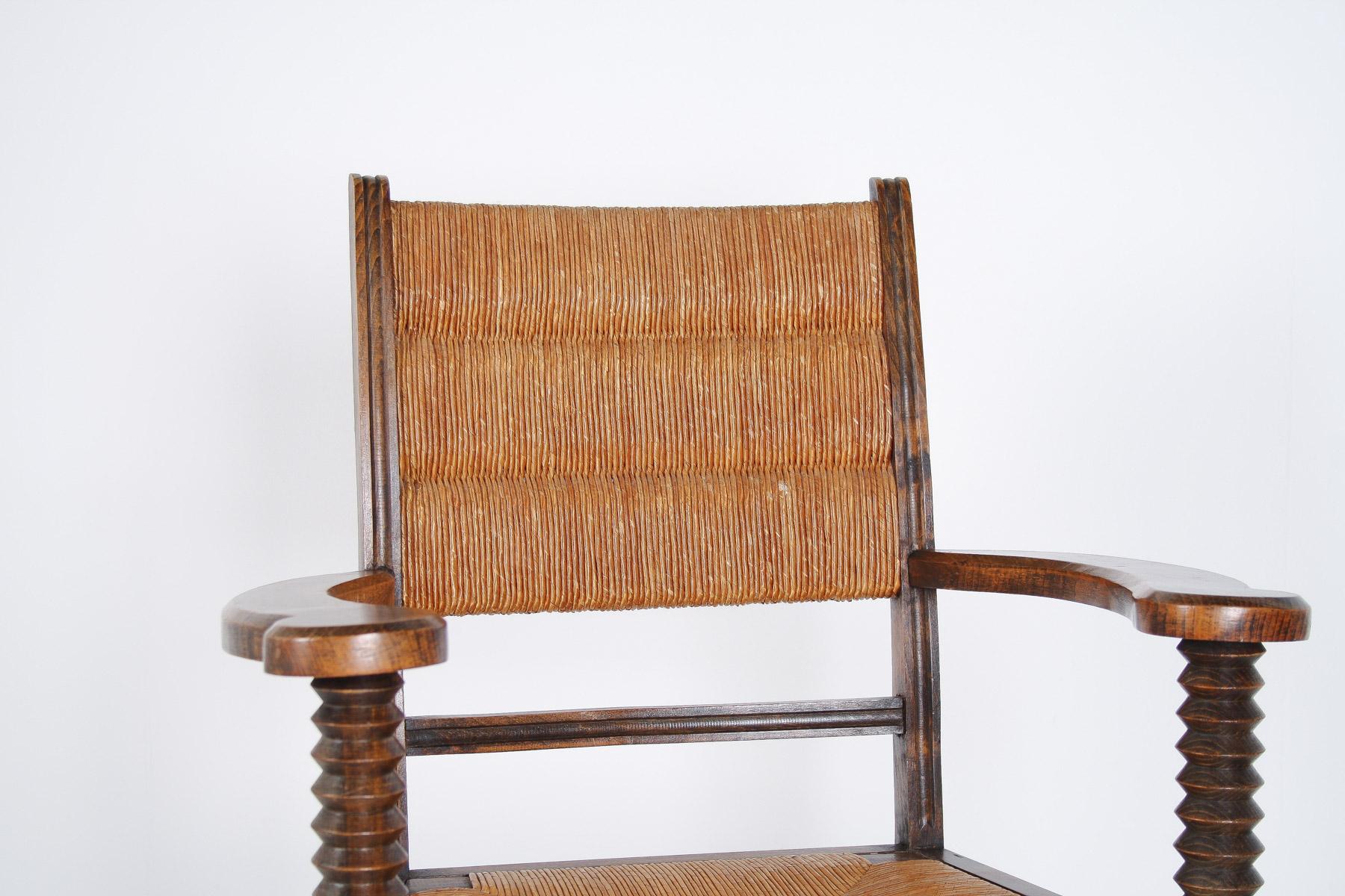 Fauteuil tire-bouchon en Oak des années 1950 avec assise en paille attribué à Charles Dudouyt en vente 3