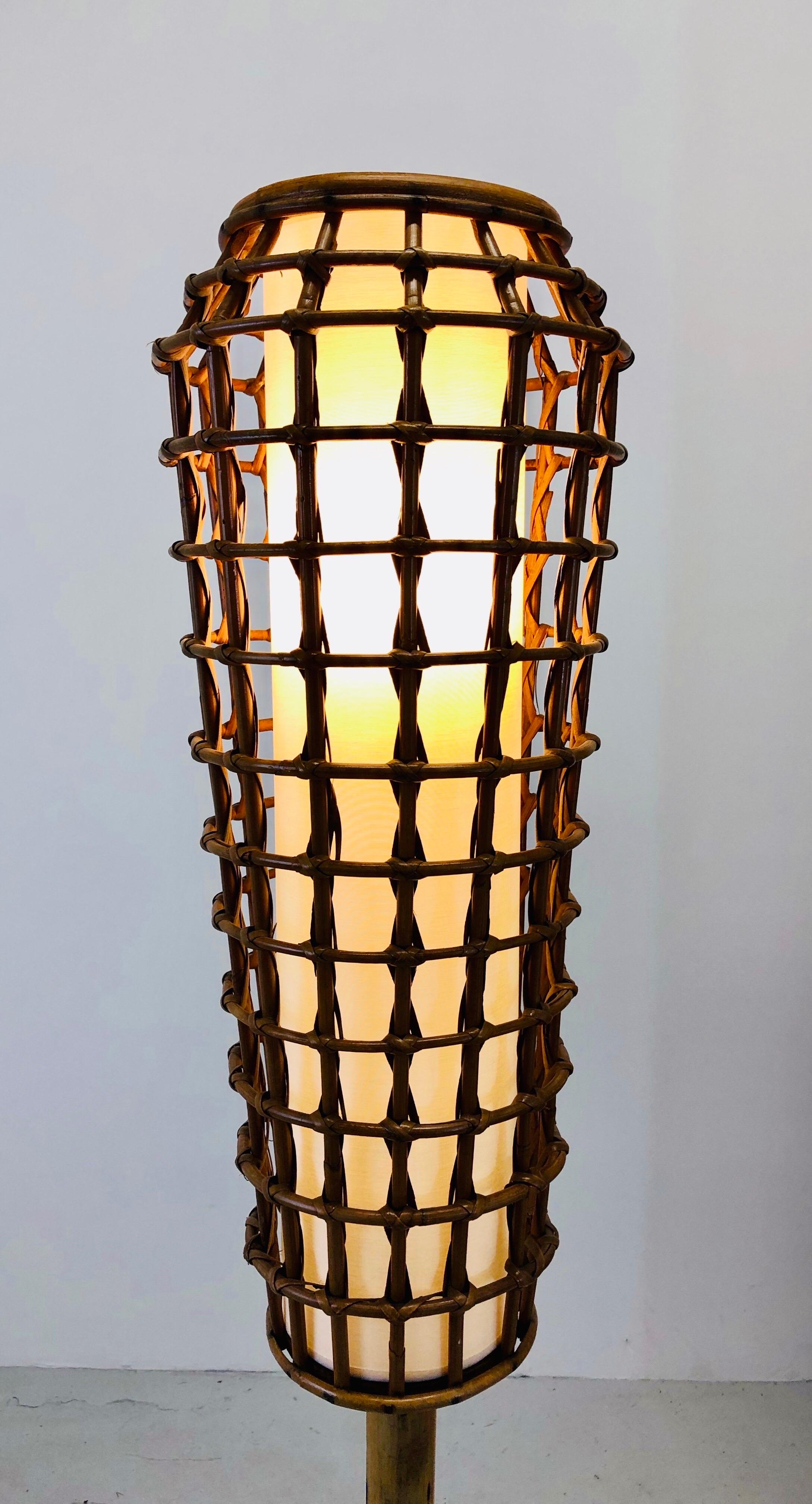 Eine tolle Rattan-Stehlampe aus den fünfziger Jahren in der Art von Louis Sognot.
Französische Arbeit 

Vollständig neu verkabelt und im Farbton komplett renoviert.
 