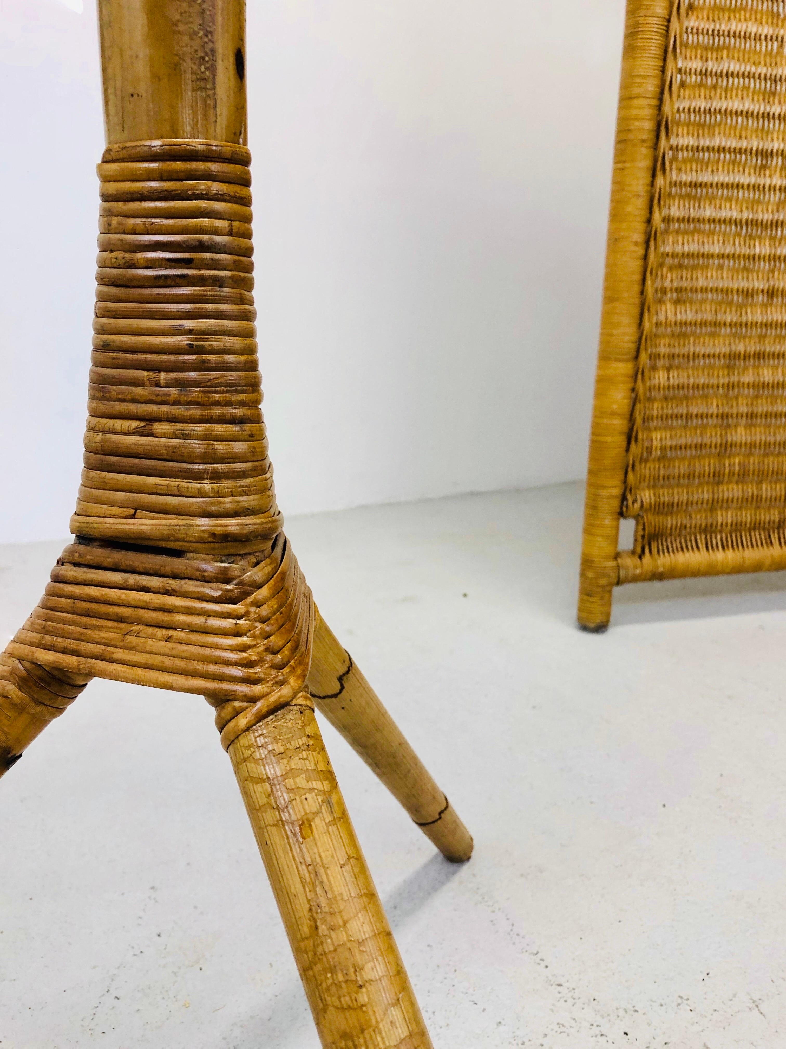 1950's Rattan French Floor Lamp In Fair Condition For Sale In SOTTEVILLE-LÈS-ROUEN, FR