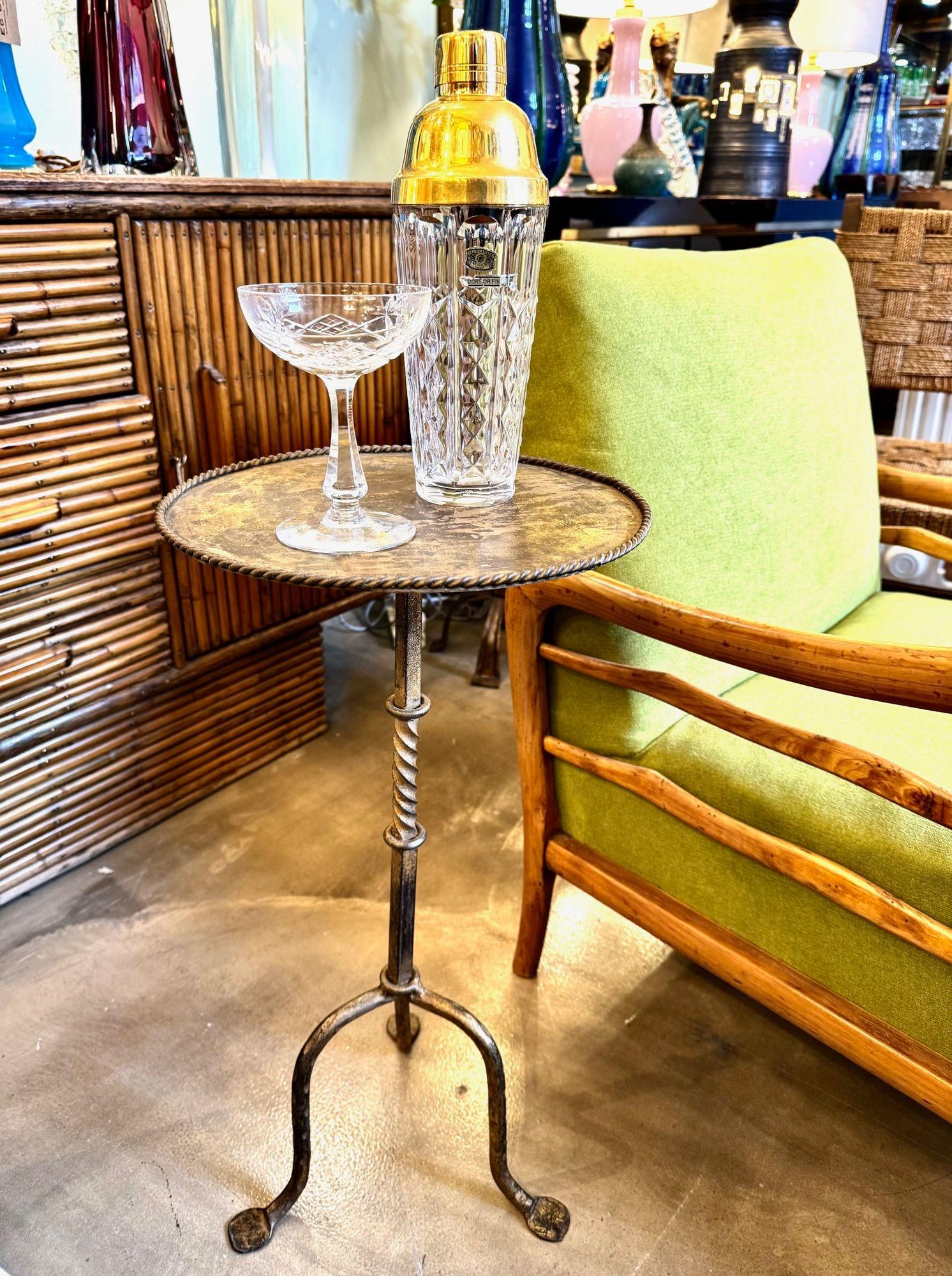 Ein dreibeiniger Martini-Tisch aus vergoldetem Schmiedeeisen aus den 1950er Jahren mit gedrehten Stielen und einer mit Seilen eingefassten Platte.