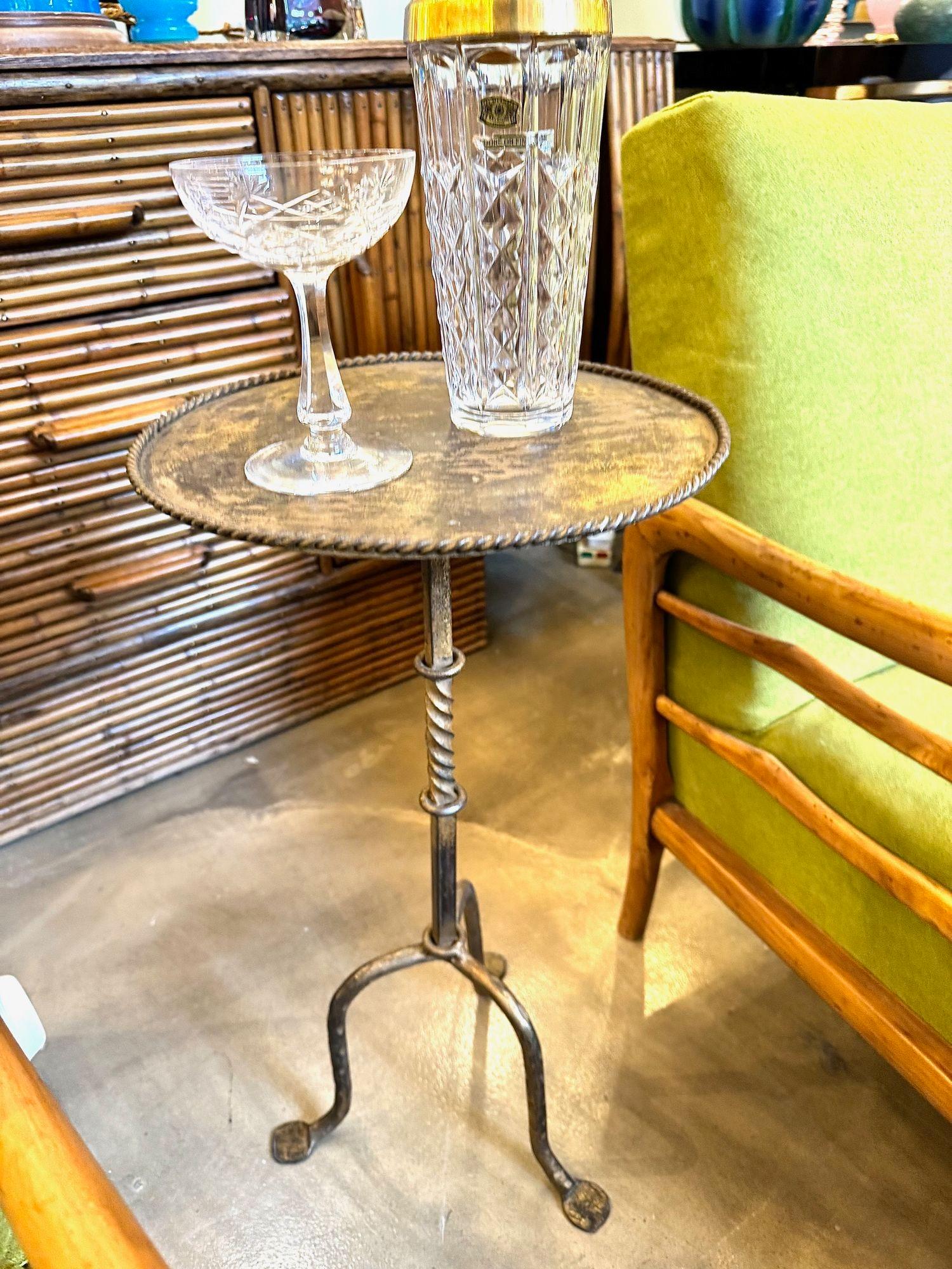 Ein spanischer Martini-Tisch aus vergoldetem Schmiedeeisen aus den 1950er Jahren (Vergoldet) im Angebot