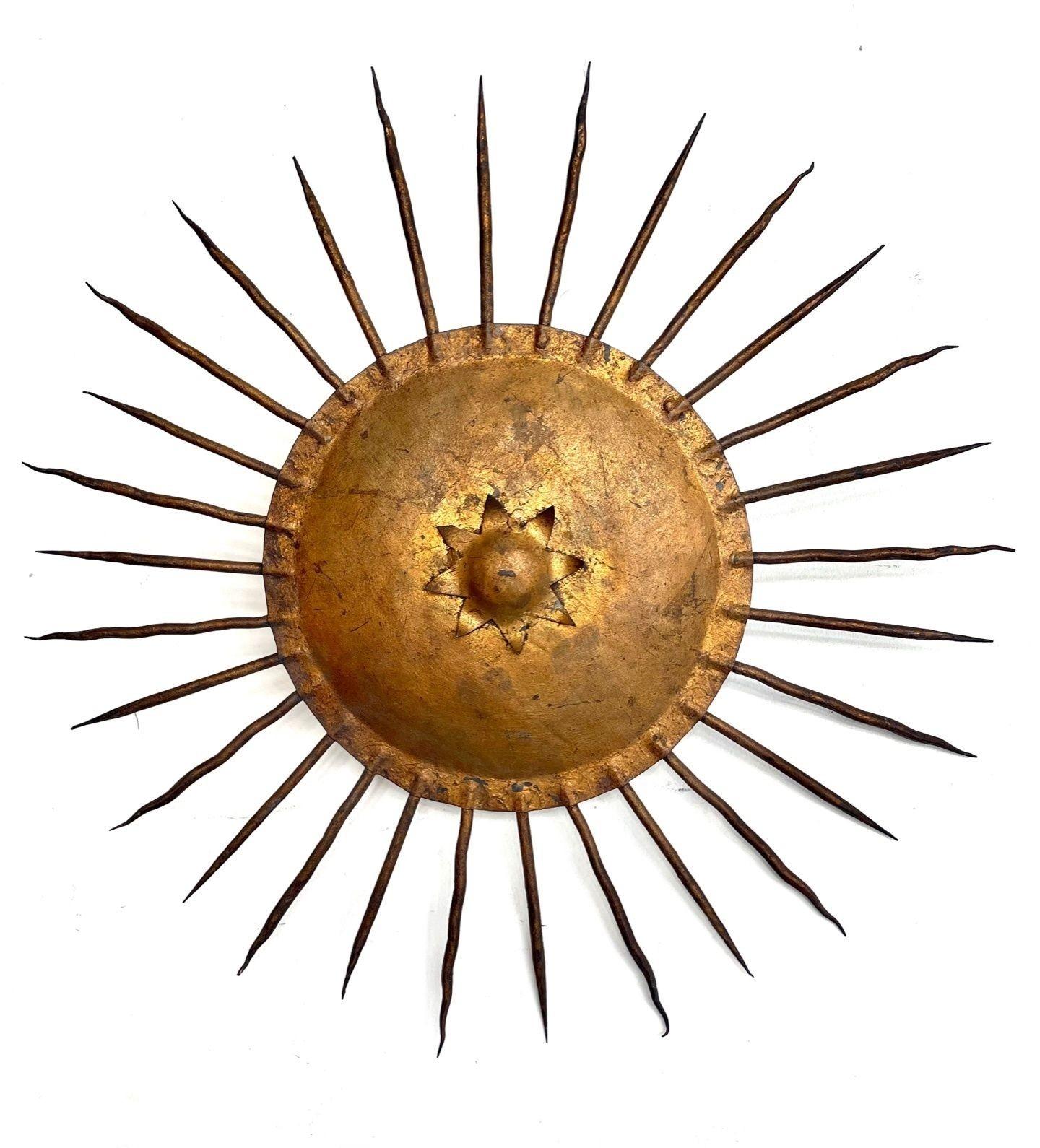 1950s Spanish Wrought Iron Sunburst Wall Sconce in Gilt Finish In Good Condition In London, GB