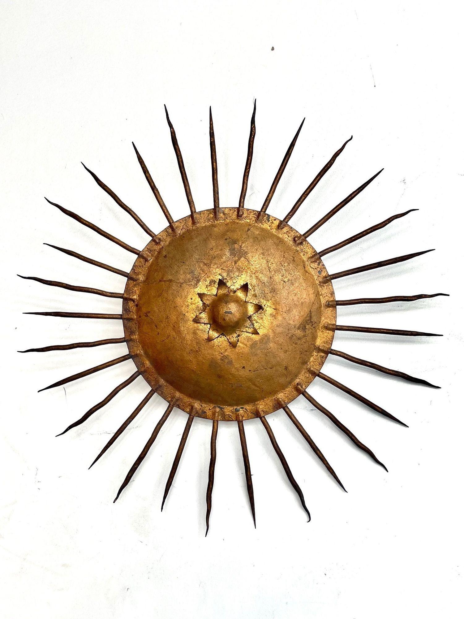 1950s Spanish Wrought Iron Sunburst Wall Sconce in Gilt Finish 5