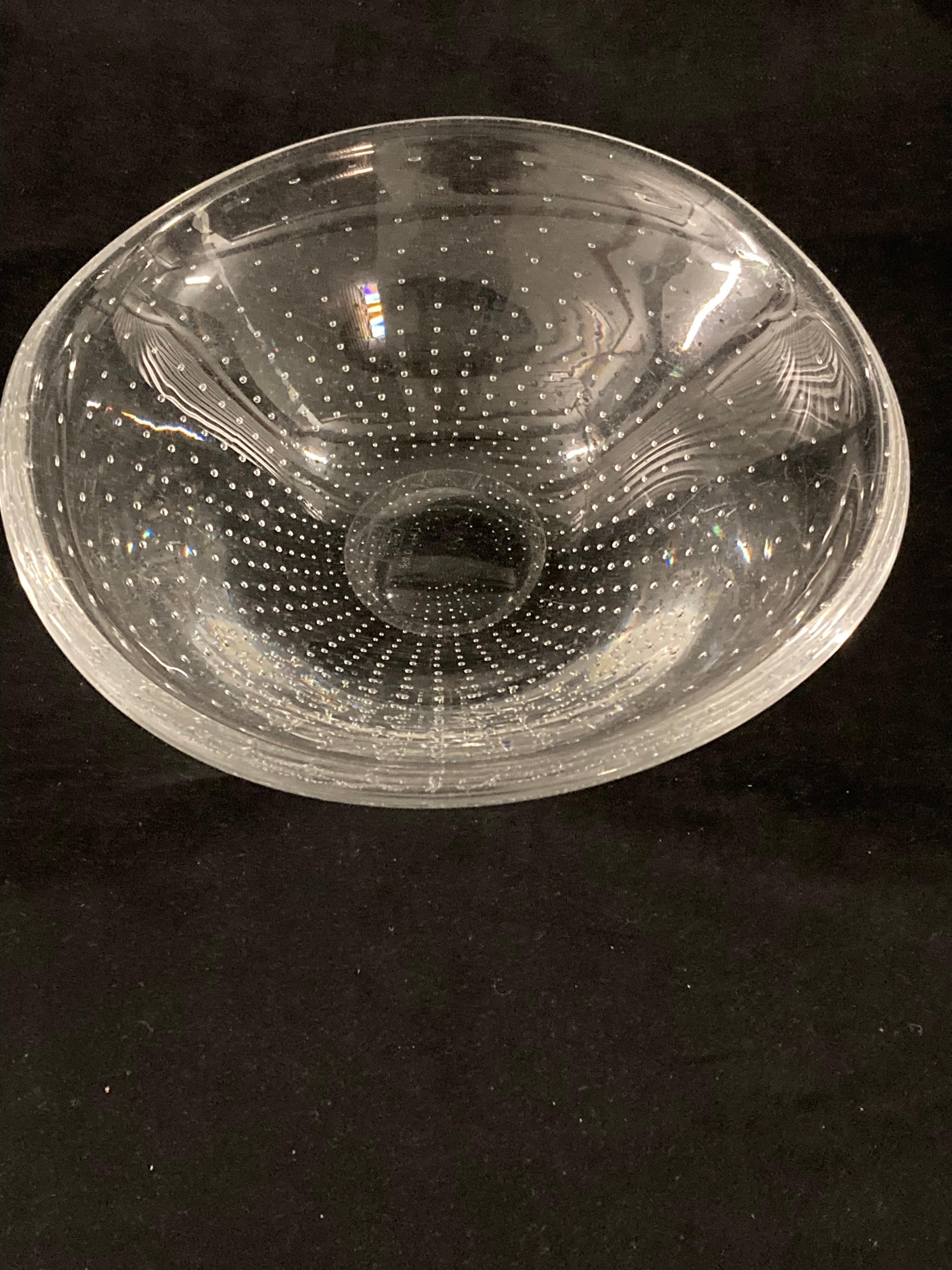 Mid-Century Modern A 1950s Swedish clear glass with air bubbles bowl by Vicke Lindstrand for Kosta For Sale