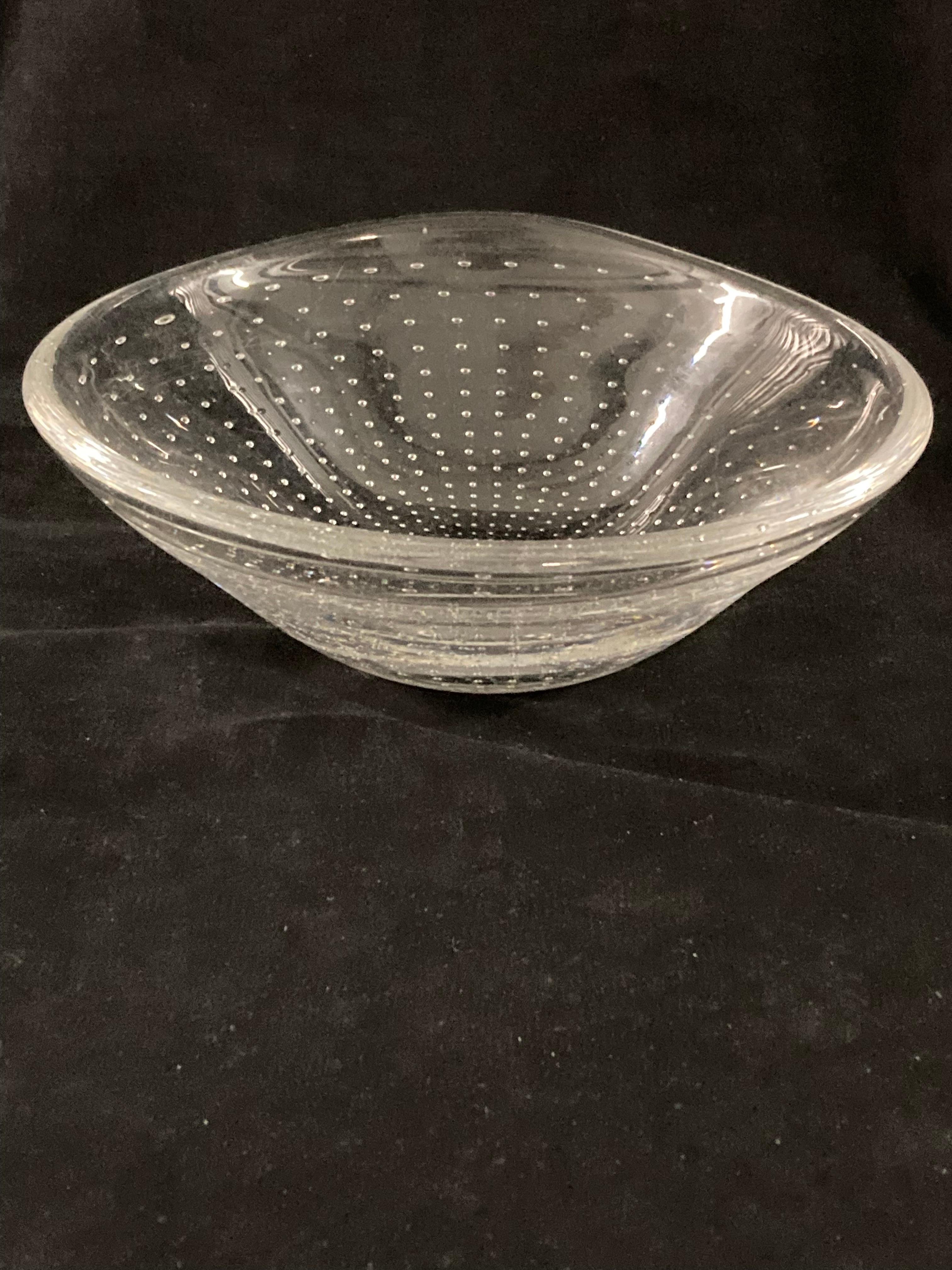 A 1950s Swedish clear glass with air bubbles bowl by Vicke Lindstrand for Kosta In Good Condition For Sale In London, GB