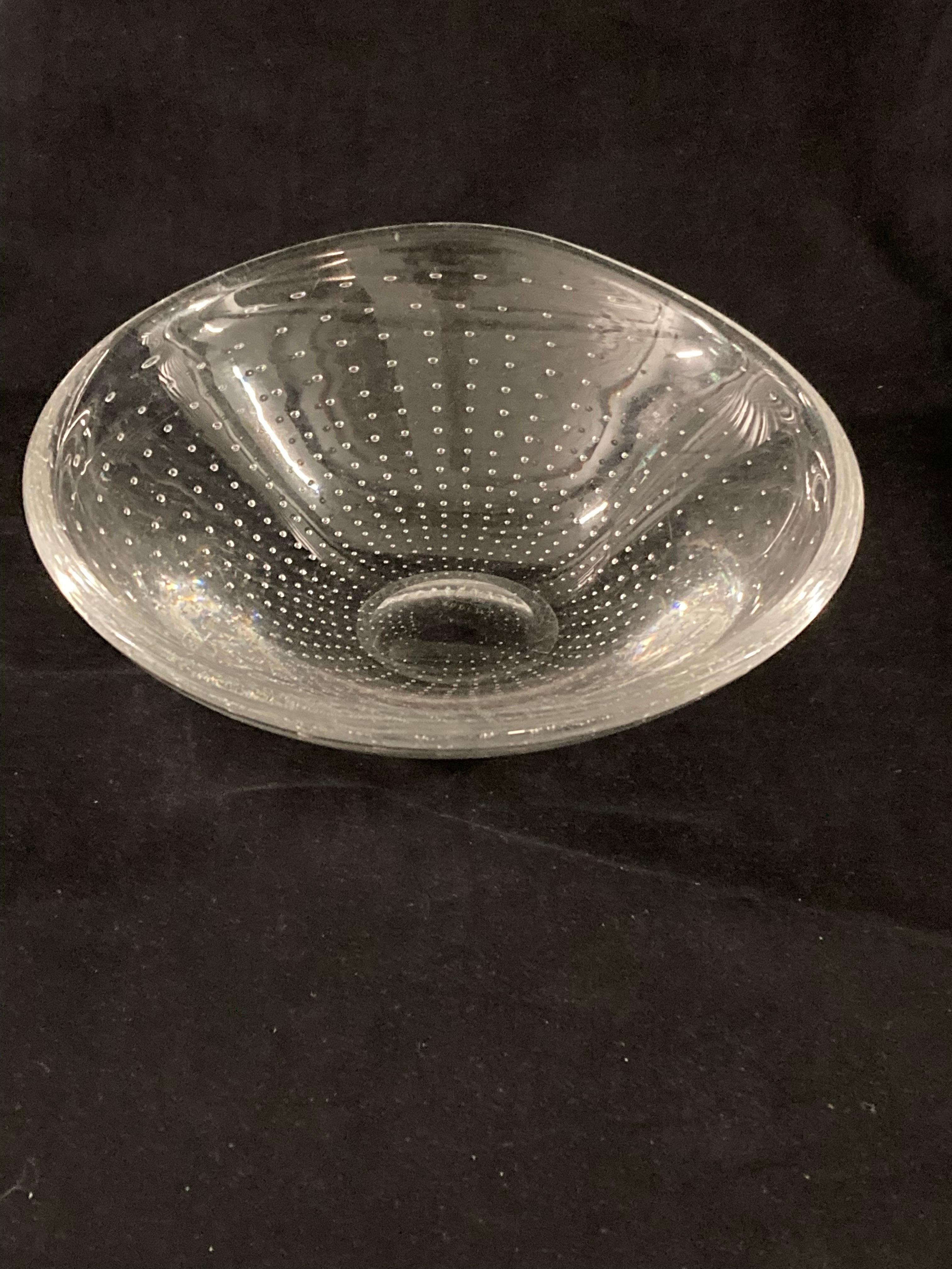 Mid-20th Century A 1950s Swedish clear glass with air bubbles bowl by Vicke Lindstrand for Kosta For Sale