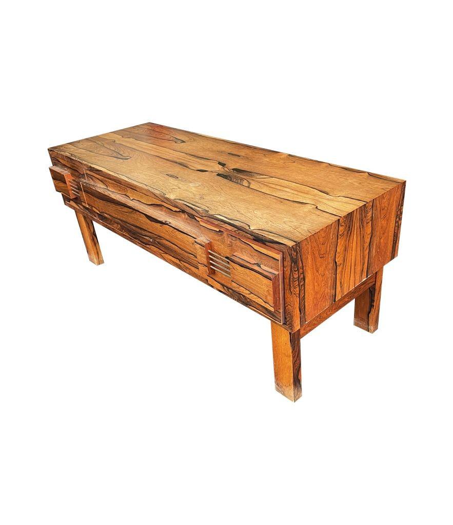 Table basse ou console en bois de rose brésilien jacaranda suédois des années 1950 par AB Glas & Tra, avec 3 tiroirs chacun avec des poignées en laiton. Avec l'étiquette d'origine dans un des tiroirs. Peut faire une bonne table de télévision ou une