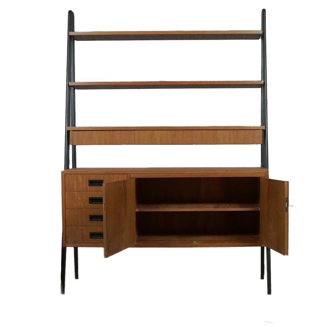 Svedese Libreria scandinava in teak degli anni '50 con cassetti e piano scrivania in vendita