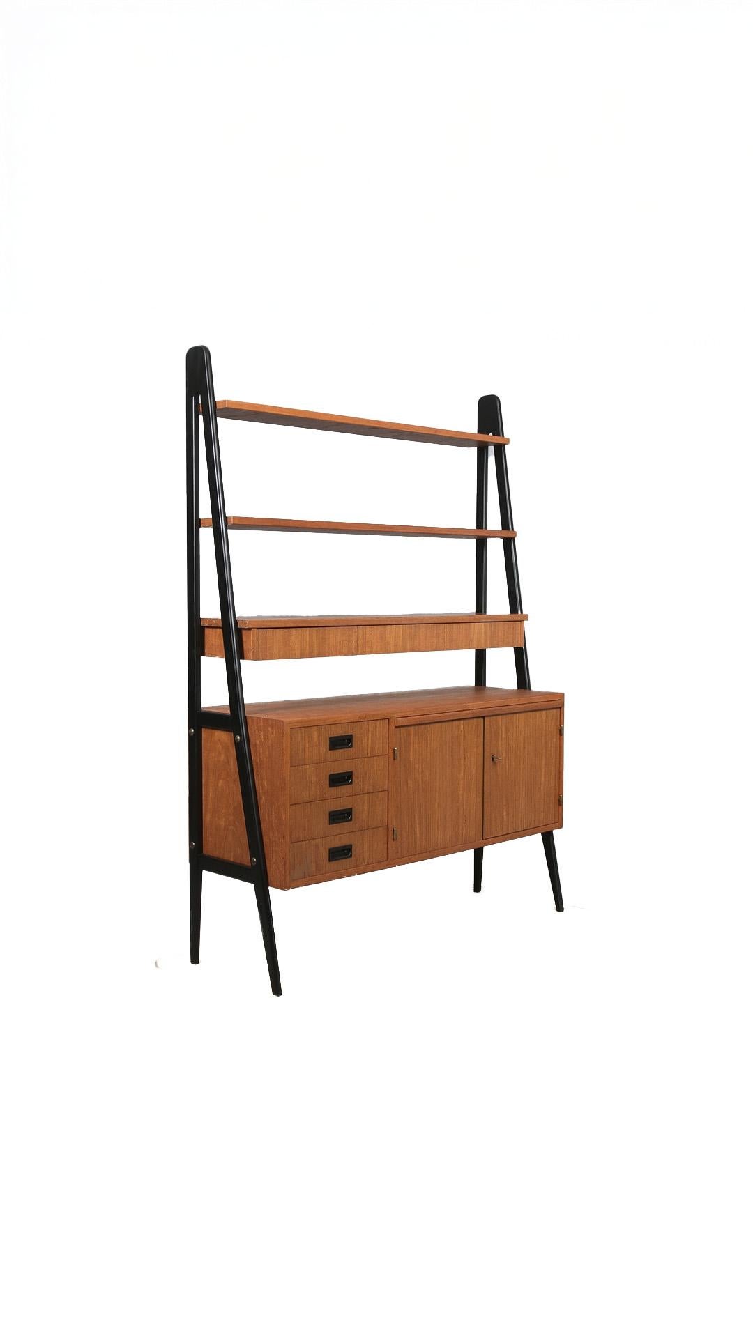 Metà XX secolo Libreria scandinava in teak degli anni '50 con cassetti e piano scrivania in vendita
