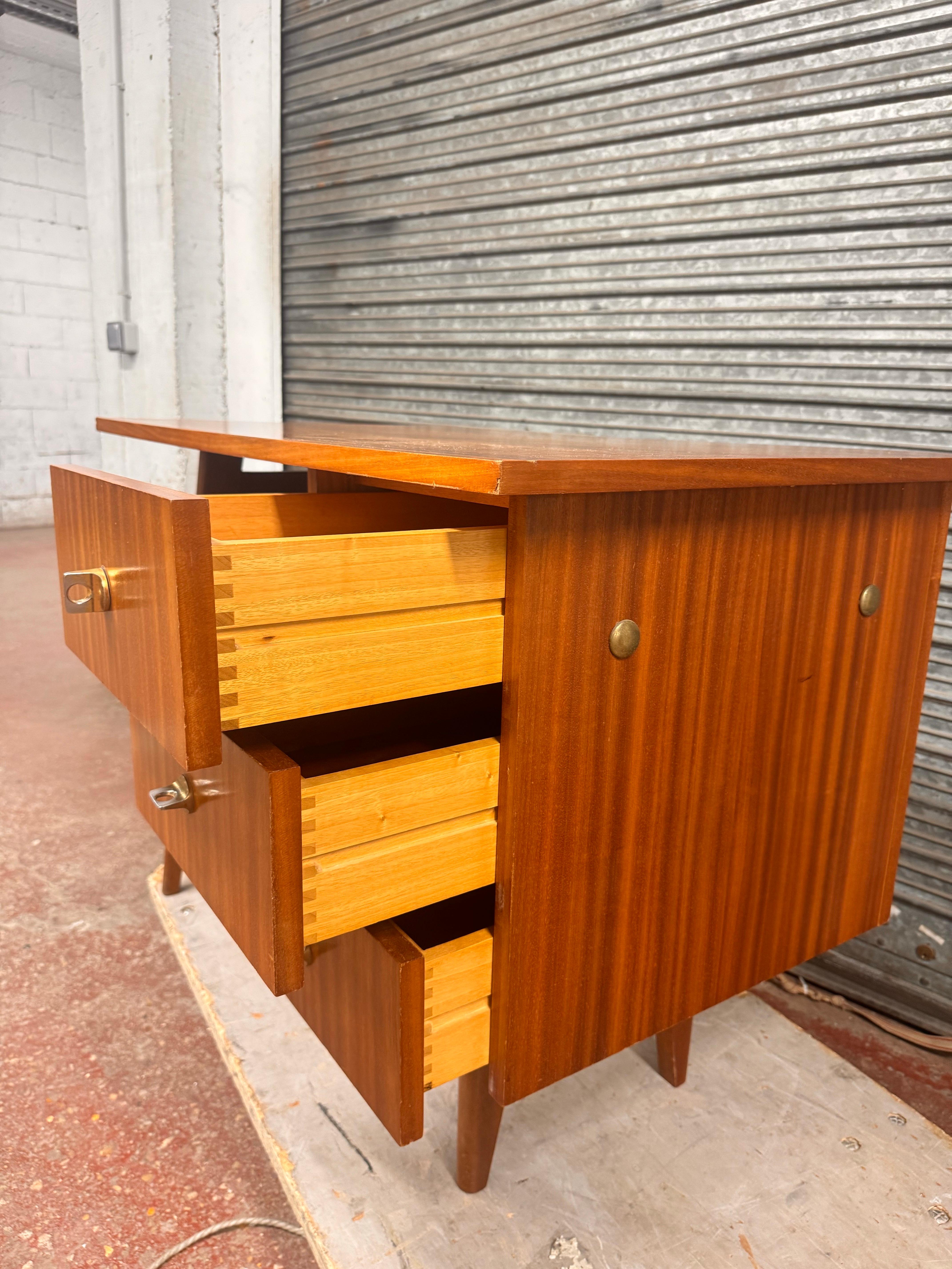 À 1960 kleiner Schreibtisch (Moderne) im Angebot