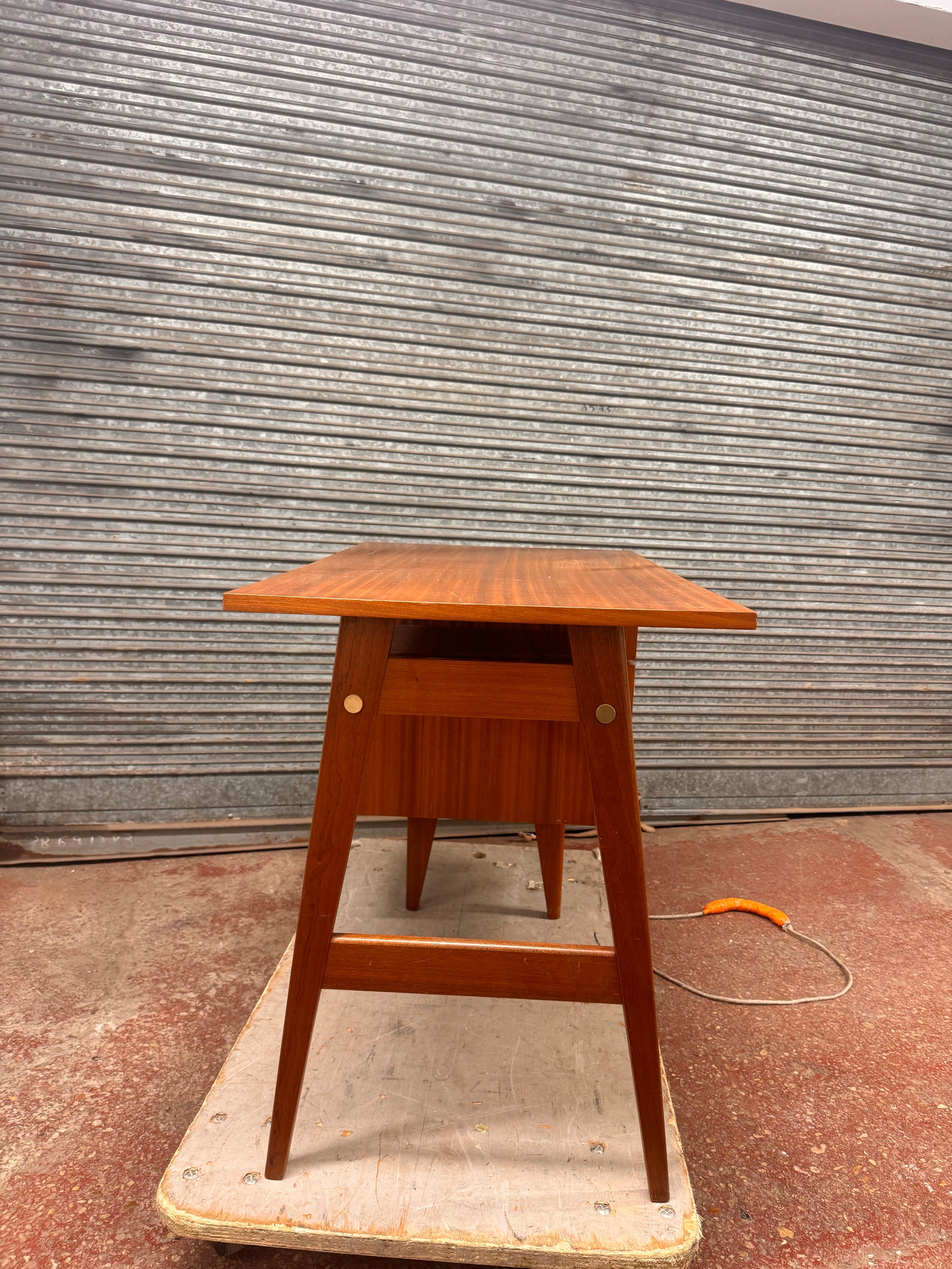 À 1960 kleiner Schreibtisch (Französisch) im Angebot