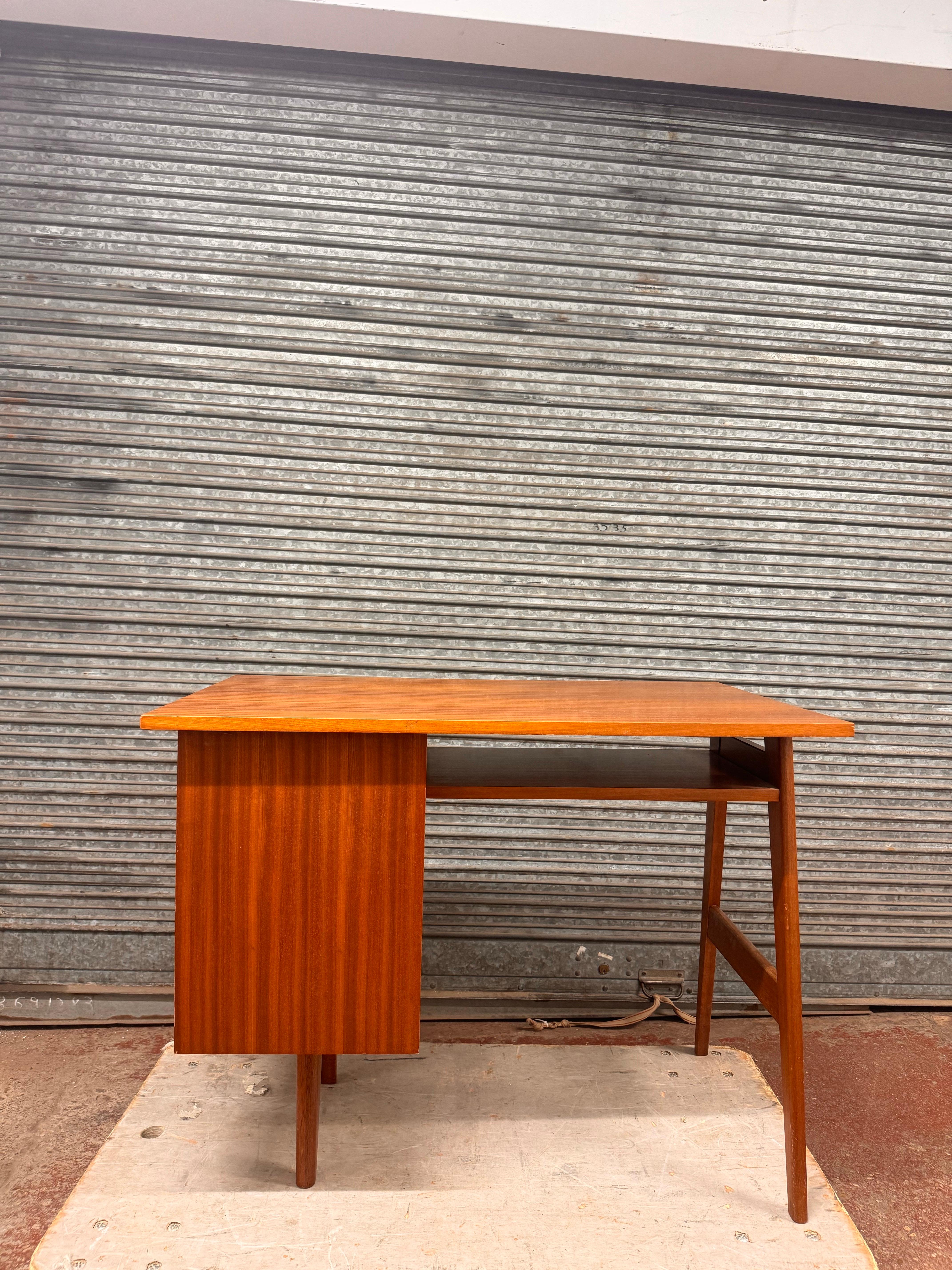 À 1960 kleiner Schreibtisch im Zustand „Relativ gut“ im Angebot in Saint-Ouen, FR
