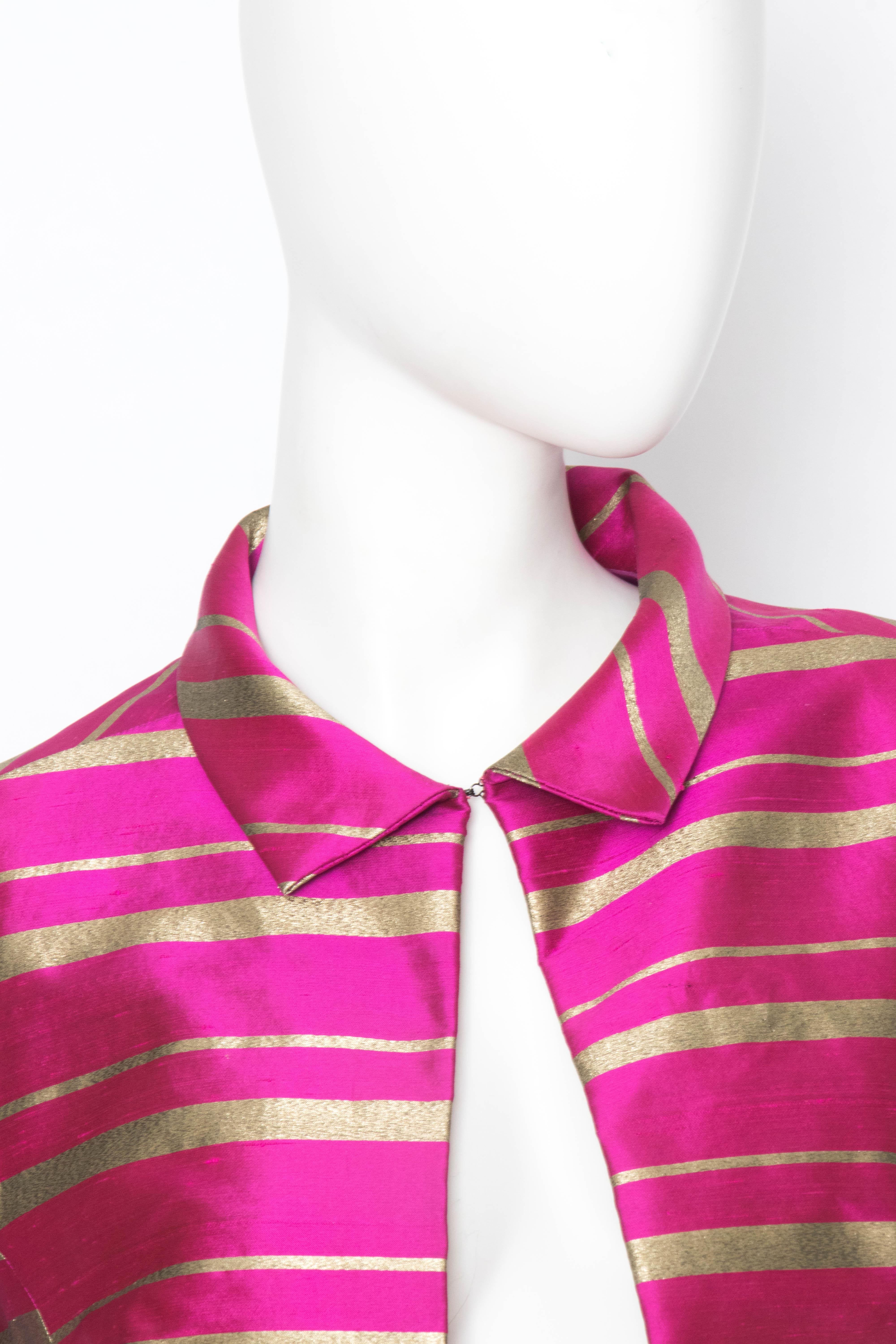 A 1960 Vintage Jean Voigt Pink Silk and Gold Lurex Opera Coat In Good Condition For Sale In Copenhagen, DK