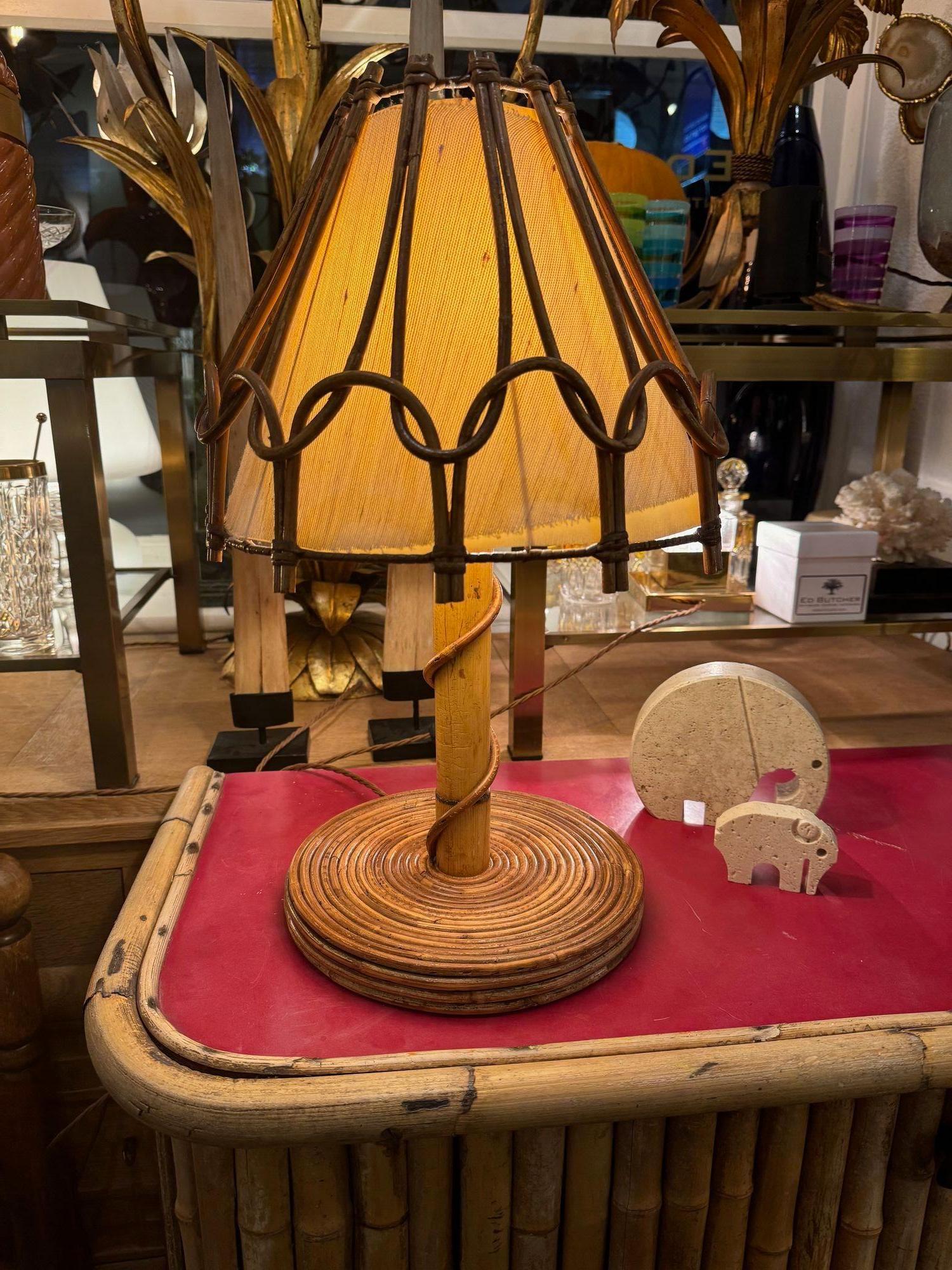 Lámpara francesa de bambú de los años 60, de Louis Sognot, con pantalla original de bambú y lino. Recableado con racores de latón nuevos, flexo de cable de oro antiguo y prueba PAT.