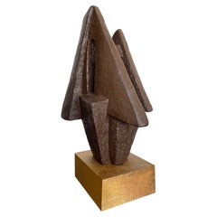 Una escultura abstacta de cerámica belga de los años 60 con acabado de estilo bronce texturizado